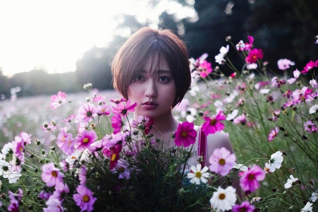 奥山かずさのインスタグラム：「奥山かずさ+笠井爾示写真展「Here」  本日、グッズ展開・購入特典が解禁されました🎉 リンクはストーリーから👆 詳しくは今日のインスタライブで話そうと思います！ 20:30~展示会場からお届けします🫦是非見に来てくださ〜い🤗」