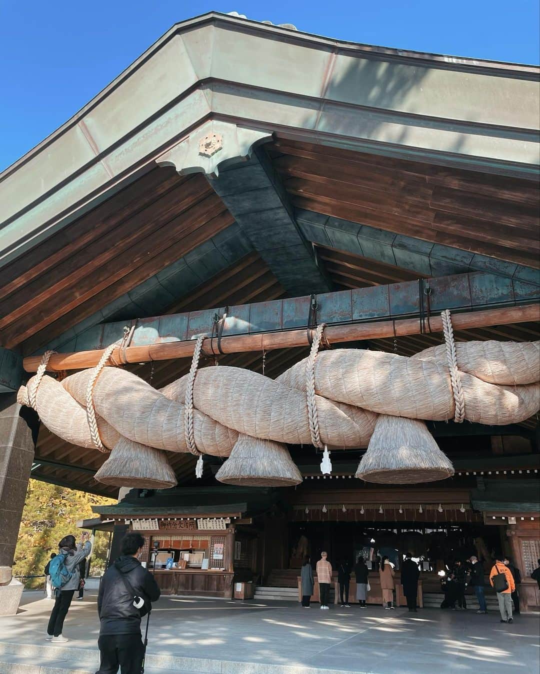 小原ブラスさんのインスタグラム写真 - (小原ブラスInstagram)「#出雲大社   昨日のポップUP！ 先日 #出雲 へ行った時の様子が放送されました。  #ポップup 火曜メンバー皆で行きたかったけど、年末のスケジュールが合わず、僕は #アンミカ さんと、#三浦翔平 さんと、松村アナとのロケになりましたが、人生で初めての #島根 #出雲 #出雲大社 行けて感謝感激雨あられ！！！  島根県はこの季節、あまり晴れることは無いらしいけど、雲ひとつない天気にも恵まれて、流石晴れ女のアンミカさんパワー🤣  ⚠️拝殿や本殿前で写真や動画を勝手に撮るのは神様の家の中を盗撮してるのと同じやからNGやけど、もちろん許可を貰って神様にもご挨拶をして撮影をしてるから良い子も悪い子も勝手に撮影しちゃダメだよ。  ===今日のボヤき=== もういくつ寝ると #お正月 🎍 #初詣 の季節やけど、三ヶ日でとんでもない量の感謝とお願いを聞くことになる神様も大変やなぁと思って毎年三ヶ日外して少し落ち着いた頃に行くようにしてるけど、今年はいつ行こうかなぁ...  ちなみに僕は生まれてからロシア正教(キリスト教)の洗礼を受けて、教会で第二の母(ロシア正教ではもしも親が死んだ時に責任を持って育てる人を決める習慣がある)も決められたんだけど、神社も行くしお寺も行くんやけど...日本人が #クリスマス 祝うようなもんやね。神様の世界もグローバリズムって訳だ。 #ぴ」12月21日 10時56分 - kobara.vlas