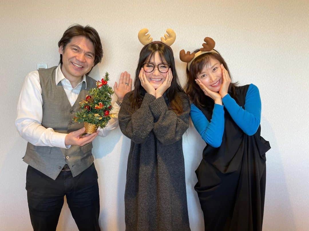 山口もえのインスタグラム：「・  らじるラボにギャル曽根ちゃんが 遊びに来てくれました♡ こどもと作るクリスマス料理や🎄 この時期おすすめのダイエットレシピを 教えてくれました👏 曽根ちゃんの笑顔は皆を幸せにしてくれます💓 会うと元気になります🥰 またすぐ遊びに来てくださーい✨ 吾妻謙アナウンサーとギャル曽根ちゃんと📸  ちなみに… 27日火曜年内最後のらじるラボは 年末大感謝祭として 各曜日のパーソナリティが一堂に集まる スペシャルバージョンでお送りします💕 どんな放送になるのかとても楽しみです📻  聴き逃し配信もしているので 是非チェックしてみてください✨  最後に…  今夜📺 12月21日(水)19:00〜20:54 EX「ザワつく！路線バスで寄り道の旅 2時間SP  放送されます 楽し過ぎたロケでした🤣 こちらもお楽しみに❤️  #らじるラボ #ラジオ#radio #ギャル曽根 ちゃん #❤️ #吾妻謙 アナウンサー #クリスマス #TV #師走」