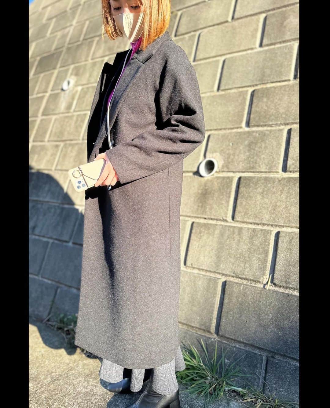 山上紗和 さんのインスタグラム写真 - (山上紗和 Instagram)「@one_axe_   イケイケスマホケース🤳  ストラップで首から下げても軽いから痛くない🙌 子連れだと慌ただしくてすぐスマホ行方不明になるので😂 お出かけの時、これ便利です👊  ストラップは着脱可能︎👍🏻 ̖́- 家の中では外してます🙋  デザインの割にごわごわしないので、手が小さい人でも持ちやすいです💁‍♀️  高見え素材とカラーで、バリエーションあってかわいいよん🌷  インスタ始めたばかりみたいなので、良かったら覗いて見てくださいね|･ω･´)✨  #大人カジュアル #きれいめコーデ #あったかコーデ #プチプラコーデ #あったか #スマホケース #スマホアクセサリー #スマホストラップ #ネックストラップ #首から下げるスマホケース #首掛けストラップ #長さ調節可能 #大人デザイン #高見え #師走 #オリジナル写真 #お上品カラー #カラバリ #かわいいスマホケース #かわいいスマホストラップ #フェイクレザー」12月21日 16時32分 - moon_sawa