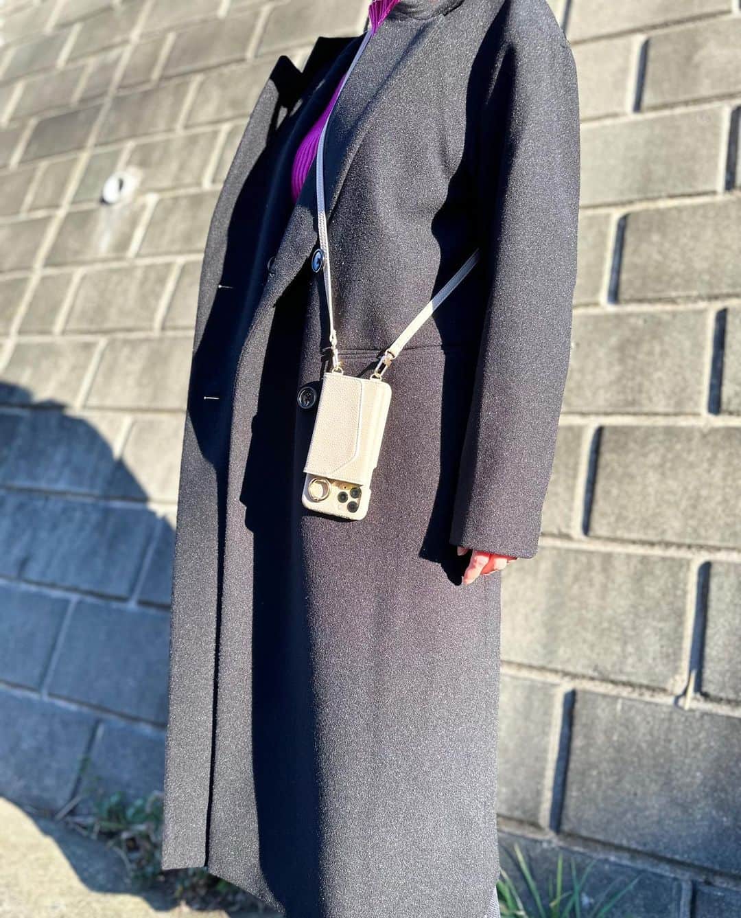 山上紗和 さんのインスタグラム写真 - (山上紗和 Instagram)「@one_axe_   イケイケスマホケース🤳  ストラップで首から下げても軽いから痛くない🙌 子連れだと慌ただしくてすぐスマホ行方不明になるので😂 お出かけの時、これ便利です👊  ストラップは着脱可能︎👍🏻 ̖́- 家の中では外してます🙋  デザインの割にごわごわしないので、手が小さい人でも持ちやすいです💁‍♀️  高見え素材とカラーで、バリエーションあってかわいいよん🌷  インスタ始めたばかりみたいなので、良かったら覗いて見てくださいね|･ω･´)✨  #大人カジュアル #きれいめコーデ #あったかコーデ #プチプラコーデ #あったか #スマホケース #スマホアクセサリー #スマホストラップ #ネックストラップ #首から下げるスマホケース #首掛けストラップ #長さ調節可能 #大人デザイン #高見え #師走 #オリジナル写真 #お上品カラー #カラバリ #かわいいスマホケース #かわいいスマホストラップ #フェイクレザー」12月21日 16時32分 - moon_sawa
