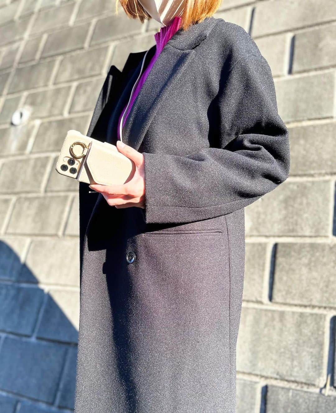 山上紗和 さんのインスタグラム写真 - (山上紗和 Instagram)「@one_axe_   イケイケスマホケース🤳  ストラップで首から下げても軽いから痛くない🙌 子連れだと慌ただしくてすぐスマホ行方不明になるので😂 お出かけの時、これ便利です👊  ストラップは着脱可能︎👍🏻 ̖́- 家の中では外してます🙋  デザインの割にごわごわしないので、手が小さい人でも持ちやすいです💁‍♀️  高見え素材とカラーで、バリエーションあってかわいいよん🌷  インスタ始めたばかりみたいなので、良かったら覗いて見てくださいね|･ω･´)✨  #大人カジュアル #きれいめコーデ #あったかコーデ #プチプラコーデ #あったか #スマホケース #スマホアクセサリー #スマホストラップ #ネックストラップ #首から下げるスマホケース #首掛けストラップ #長さ調節可能 #大人デザイン #高見え #師走 #オリジナル写真 #お上品カラー #カラバリ #かわいいスマホケース #かわいいスマホストラップ #フェイクレザー」12月21日 16時32分 - moon_sawa