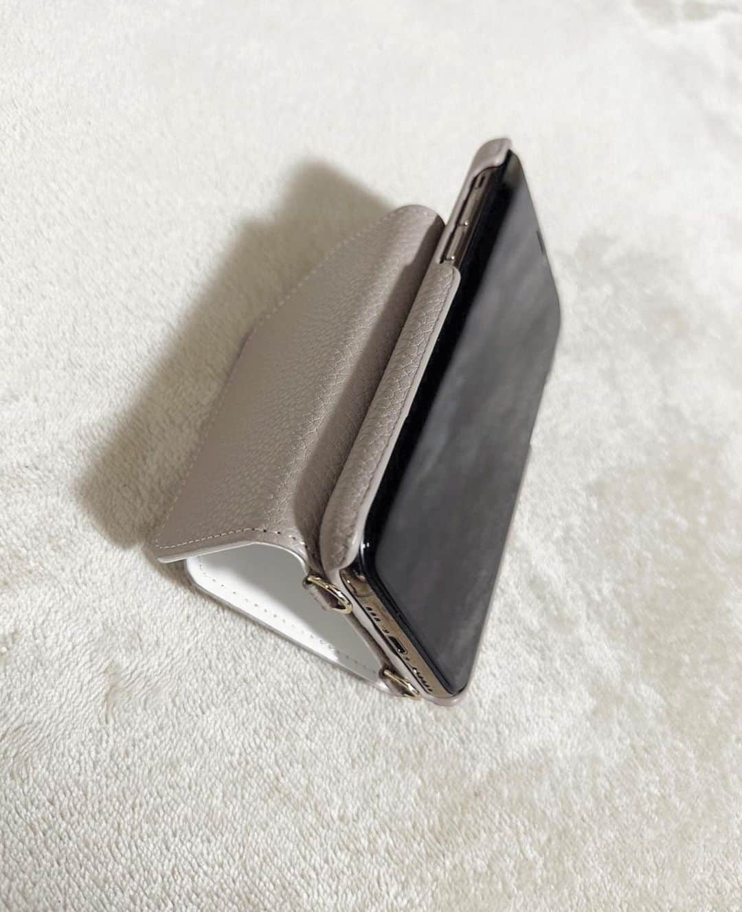 山上紗和 さんのインスタグラム写真 - (山上紗和 Instagram)「@one_axe_   イケイケスマホケース🤳  ストラップで首から下げても軽いから痛くない🙌 子連れだと慌ただしくてすぐスマホ行方不明になるので😂 お出かけの時、これ便利です👊  ストラップは着脱可能︎👍🏻 ̖́- 家の中では外してます🙋  デザインの割にごわごわしないので、手が小さい人でも持ちやすいです💁‍♀️  高見え素材とカラーで、バリエーションあってかわいいよん🌷  インスタ始めたばかりみたいなので、良かったら覗いて見てくださいね|･ω･´)✨  #大人カジュアル #きれいめコーデ #あったかコーデ #プチプラコーデ #あったか #スマホケース #スマホアクセサリー #スマホストラップ #ネックストラップ #首から下げるスマホケース #首掛けストラップ #長さ調節可能 #大人デザイン #高見え #師走 #オリジナル写真 #お上品カラー #カラバリ #かわいいスマホケース #かわいいスマホストラップ #フェイクレザー」12月21日 16時32分 - moon_sawa