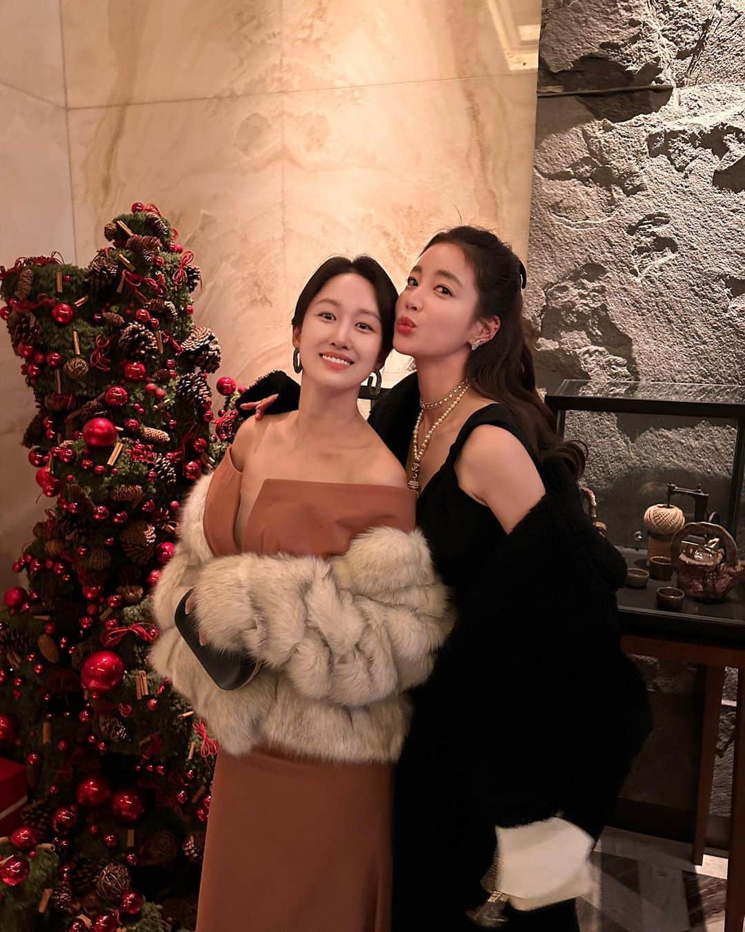 チョン・ヘビンのインスタグラム：「#세종솔로이스츠  음악은 우주의 언어라는 말이 맞는거 같아요  멋진곳에 초대해주셔서 감사해요 훌륭한 후원자 @artemis_park 😘  #브라운컬러드레스입었는데 #방심하면 #후랑크소세지  With 우리예삐 @kieunse 😘」