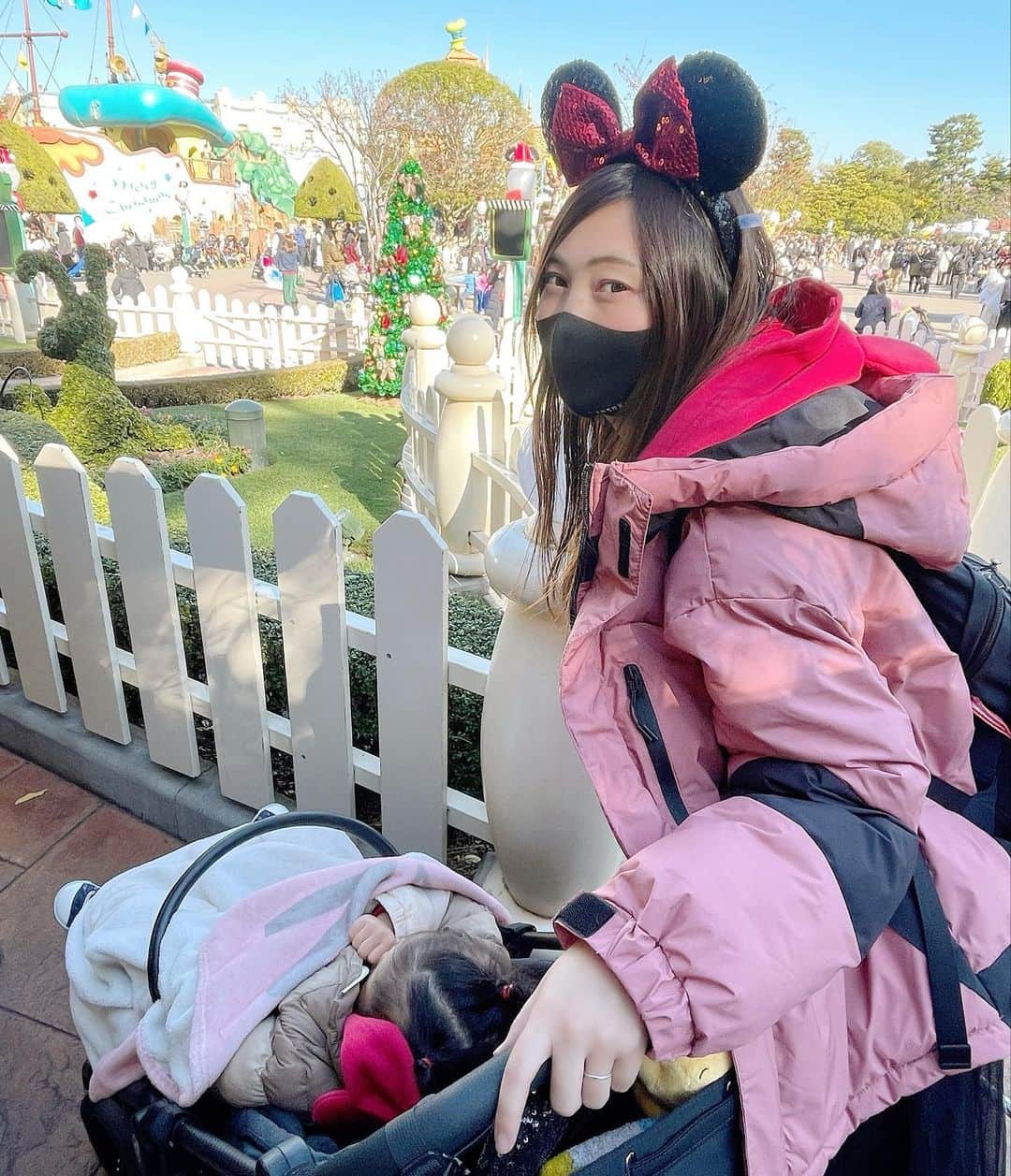 のインスタグラム：「ディズニーランド行ってきました🏰 娘は初ディズニー💓 パレードやショーを中心に行ったけど、ハニーハントと、ジャングルクルーズ、スモールワールド、美女と野獣と、結構乗れたな〜と思う✨✨✨ 色々変わっててビックリした！お土産買うのにスタンバイパス必要だったり、プレミアアクセスで並ばなくて良かったり、子供連れだといつぐずるかわからないから、凄い助かるシステム！！ 娘の気分や体力みながら帰ろうと思っていたけどテンション爆上がりで、少し昼寝したけど、ほぼオープンラストで元気いっぱいでした（笑）パレードもずっと手を振ってミッキーに会ったときも嬉しそうで、2歳児がディズニー楽しめるか心配してたけど本当に来て良かった😊  何より私も凄い楽しかった💓 クリスマスのディズニー最高ーーー🎄 今回は、娘とお揃いのミニーちゃんコーデ❤️  #disneyland  #ディズニーランド #2歳児 #2歳7ヶ月 #こどものいる暮らし #クリスマス #Xmas #クリスマスディズニー  #ミッキー #ミニー #ミニーコーデ」