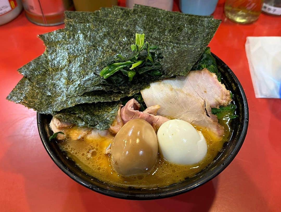 rasuさんのインスタグラム写真 - (rasuInstagram)「家系総本山吉村家  おそらく吉村家さんは年内最後かなということでしっかりと納めてきました！  やっぱりとんでもなくうんめぇ🤤🤤 厨房が見える席で職人さん達の手元を眺めながらワクワク待った後の吉村家さんは最高に旨いぜぇぇぇえええ！！！  #吉村家 #家系総本山吉村家 #家系ラーメン #家系 #ラーメン #超うまい」12月21日 12時03分 - rashu_eat