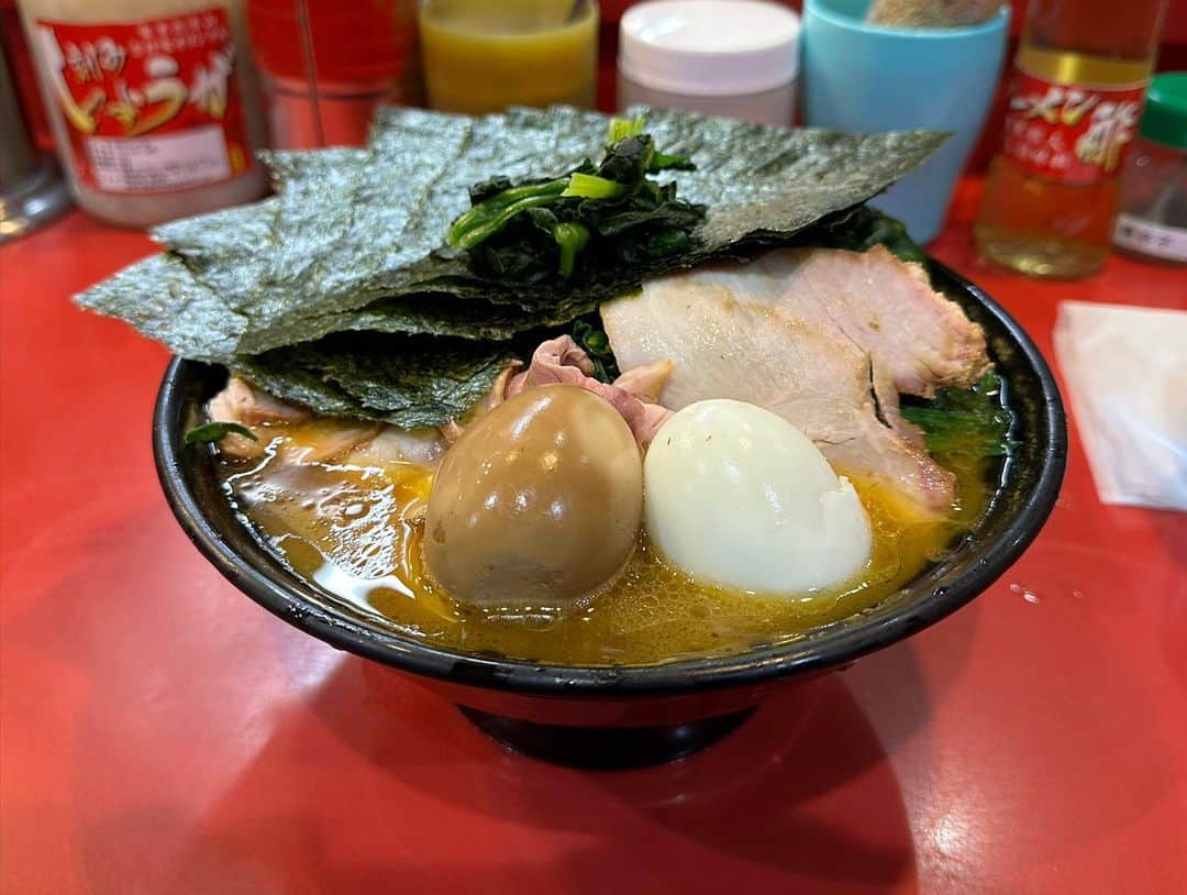 rasuさんのインスタグラム写真 - (rasuInstagram)「家系総本山吉村家  おそらく吉村家さんは年内最後かなということでしっかりと納めてきました！  やっぱりとんでもなくうんめぇ🤤🤤 厨房が見える席で職人さん達の手元を眺めながらワクワク待った後の吉村家さんは最高に旨いぜぇぇぇえええ！！！  #吉村家 #家系総本山吉村家 #家系ラーメン #家系 #ラーメン #超うまい」12月21日 12時03分 - rashu_eat
