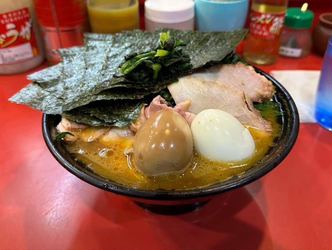 rasuさんのインスタグラム写真 - (rasuInstagram)「家系総本山吉村家  おそらく吉村家さんは年内最後かなということでしっかりと納めてきました！  やっぱりとんでもなくうんめぇ🤤🤤 厨房が見える席で職人さん達の手元を眺めながらワクワク待った後の吉村家さんは最高に旨いぜぇぇぇえええ！！！  #吉村家 #家系総本山吉村家 #家系ラーメン #家系 #ラーメン #超うまい」12月21日 12時03分 - rashu_eat