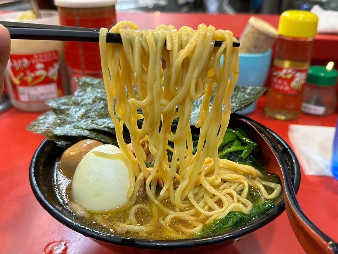 rasuさんのインスタグラム写真 - (rasuInstagram)「家系総本山吉村家  おそらく吉村家さんは年内最後かなということでしっかりと納めてきました！  やっぱりとんでもなくうんめぇ🤤🤤 厨房が見える席で職人さん達の手元を眺めながらワクワク待った後の吉村家さんは最高に旨いぜぇぇぇえええ！！！  #吉村家 #家系総本山吉村家 #家系ラーメン #家系 #ラーメン #超うまい」12月21日 12時03分 - rashu_eat