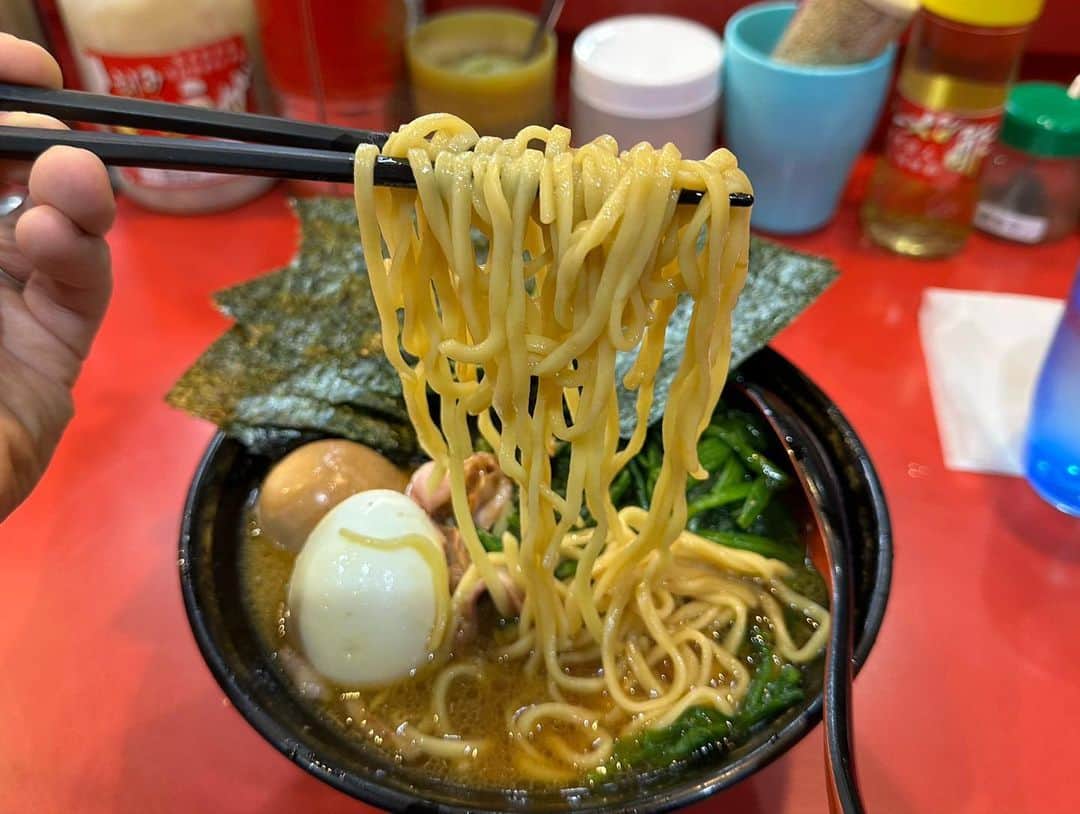 rasuさんのインスタグラム写真 - (rasuInstagram)「家系総本山吉村家  おそらく吉村家さんは年内最後かなということでしっかりと納めてきました！  やっぱりとんでもなくうんめぇ🤤🤤 厨房が見える席で職人さん達の手元を眺めながらワクワク待った後の吉村家さんは最高に旨いぜぇぇぇえええ！！！  #吉村家 #家系総本山吉村家 #家系ラーメン #家系 #ラーメン #超うまい」12月21日 12時03分 - rashu_eat