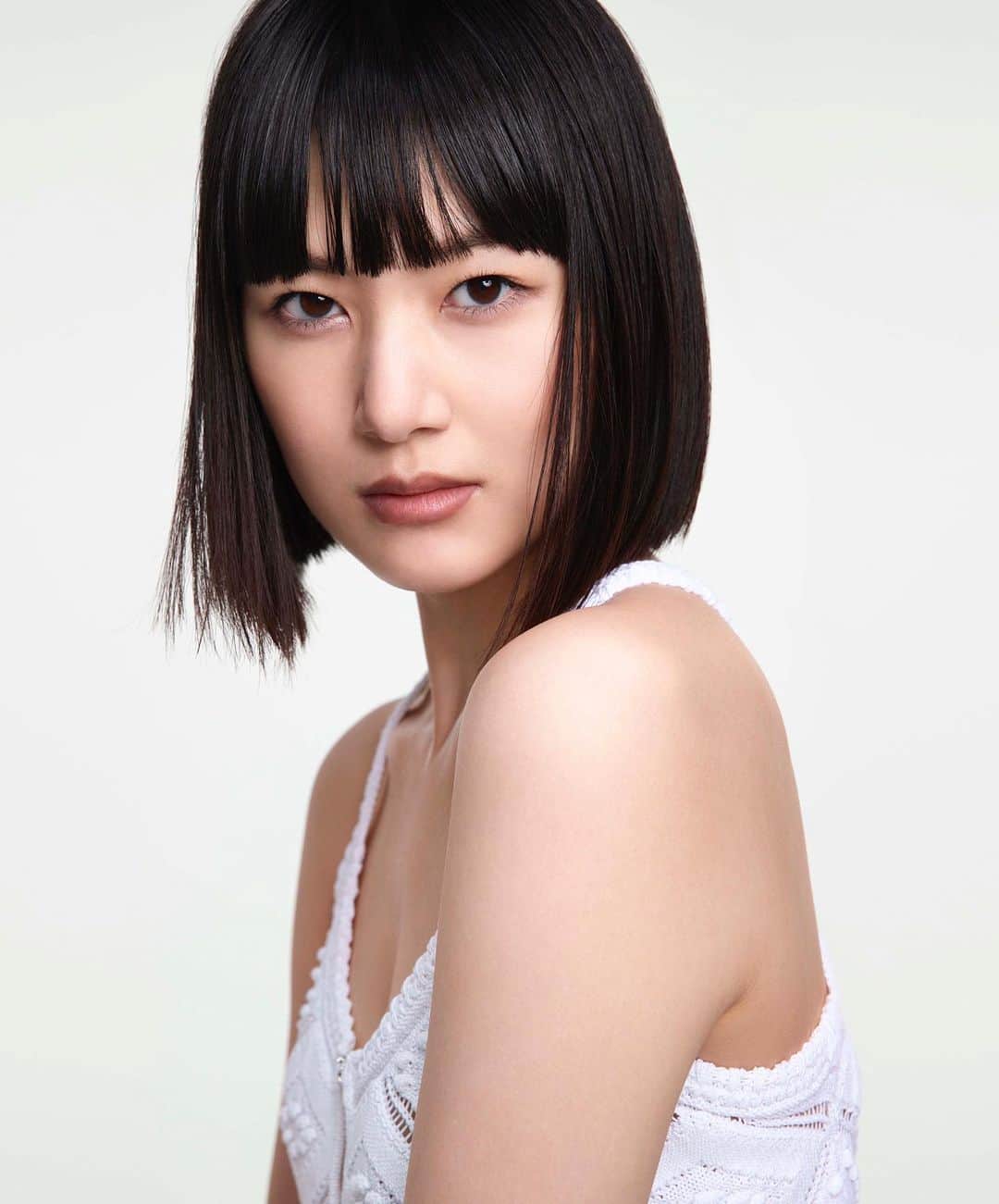 新井貴子のインスタグラム：「この度、シャネル フレグランス＆ビューティのアンバサダーに任命していただき、とても光栄に思います。 これまで自分が得た経験全てが今に繋がっていると感じています。 モデルとして美と表現の追求、そのモノや作品が持つ本来の魅力を際立たせることを常に考えながら活動してきました。 その経験を踏まえ、外側の美だけでなく内側の美も体現し、シャネルの魅力をお伝えしていけたらと思います。  I am very honored to be appointed as the fragrance & beauty ambassador of CHANEL in Japan. I feel that all the experiences I have gained so far have led me to where I am today. As a model, I have always pursued beauty and ways of expressions, and I have always thought about how I can present the greatness of any products.  Based on this experience, I would like to embody not only outer beauty, but also inner beauty, and I would like to share with you guys how great CHANEL is.  @chanel.beauty」