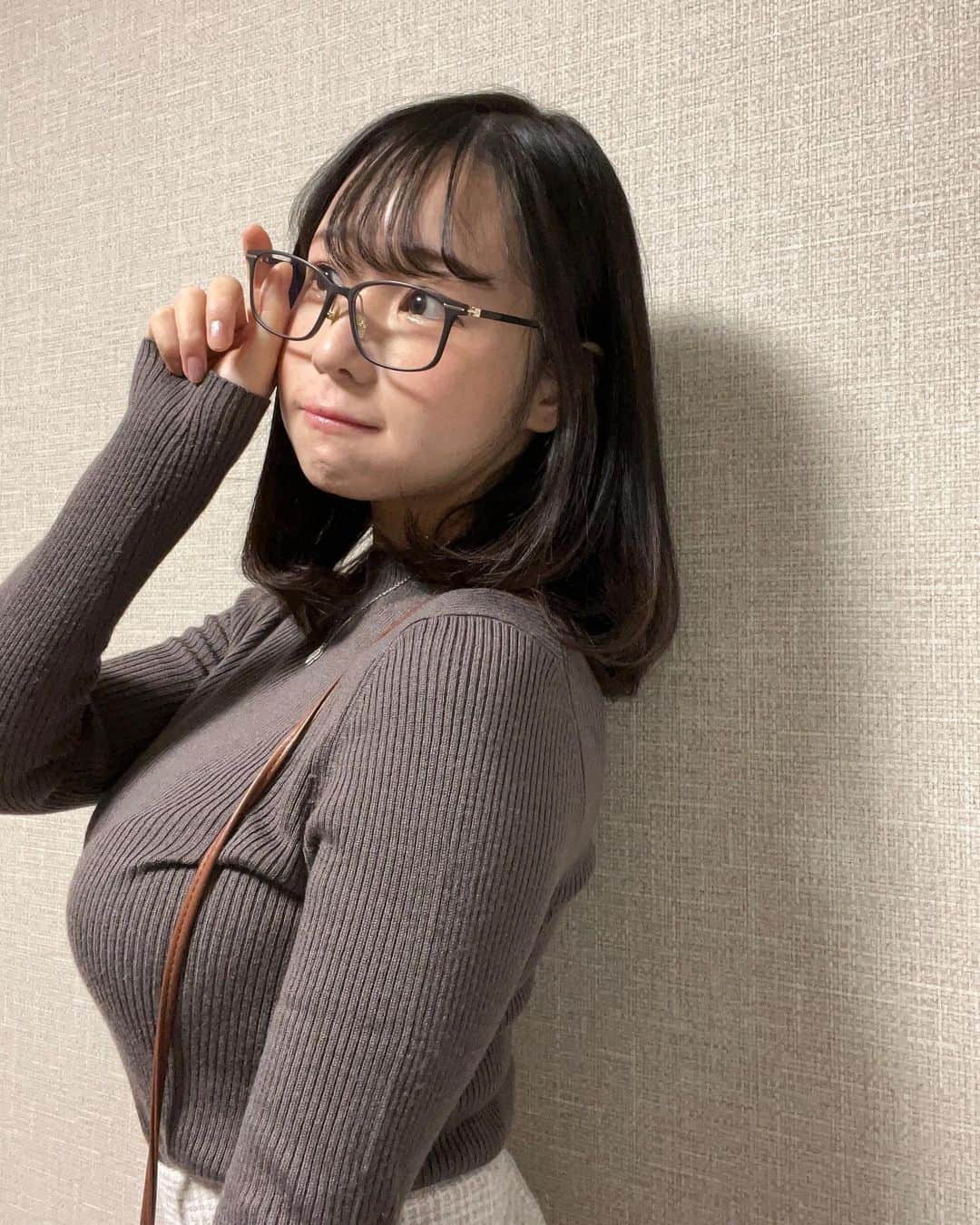 のインスタグラム：「👓  #👓　#めがね #めがね女子 #眼鏡女子 #眼鏡 #ニットコーデ #ニット　#ファッション　#コーデ　#japnesegirl #glasses #coordinate #knit」
