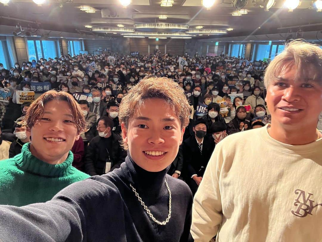 山岡泰輔さんのインスタグラム写真 - (山岡泰輔Instagram)「⁣ 日航ホテルのトークショーありがとうございました🙇🙇⁣ メンバーも新しく初めてのメンバーでしたけど⁣ 宇田川が盛り上げてくれました笑笑⁣ ⁣ 次は大阪のニューオオタニでトークショーします✔︎✔︎⁣ ⁣ #それじゃあ沢村賞はとれんよ宇田川くん⁣ ⁣ #トークショー #宇田川優希 #芦屋のマダム #中川圭太 #無敵の中川 #山岡泰輔 #オリックスバファローズ」12月21日 12時28分 - yamaokataisuke__official