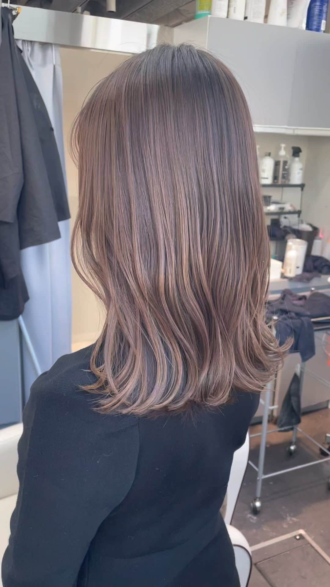 工藤舞のインスタグラム：「ボブヘアを2年くらいしてきたけど、グラデーションしたくて髪を少し伸ばしてみた🫶  でも毛先ブリーチしたからトリートメントきちんとしないとダメージが目立つ🥺ケアをきちんとしないと🥺  #グラデーション#美容室#ミディアム#渋谷#脱毛サロン#自由が丘#ヘアカラー#グレージュ」