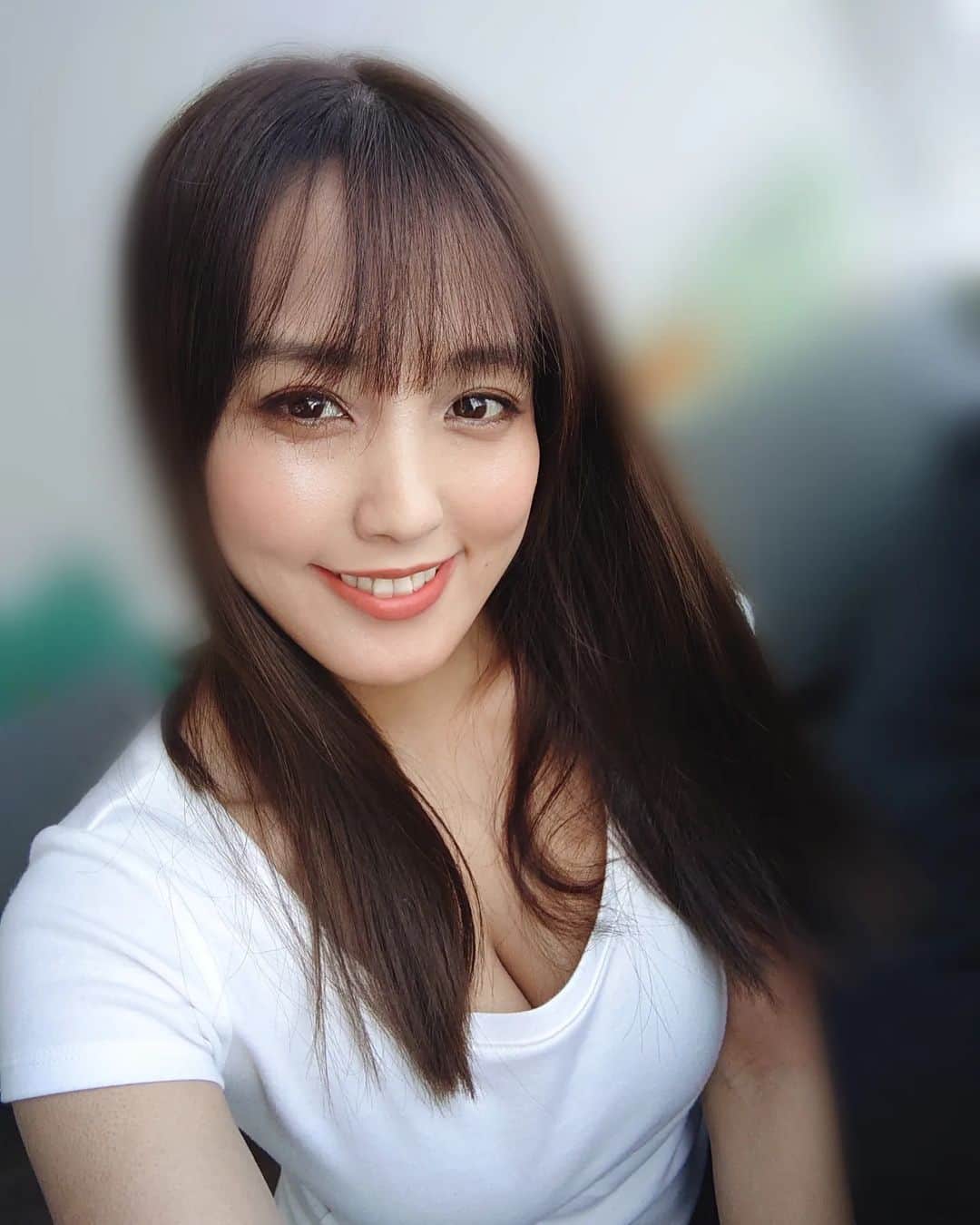 日里麻美のインスタグラム：「* 前髪きった！を主張  なんと、3ヶ月ぶりに 髪を切りにいけた🥲  髪もトゥルトゥルに戻りまして 幸せ🥰  安心してとしこせるわー  部屋汚いけど、、、  * *  【販売中】 💠抑えきれない胸の鼓動　DVD & Blu-ray Amazonなどで購入できます 💠グラビア学園　グラビア動画&デジタル写真集　Amazon、DMMで購入できます  【TV、Web】 💠さまぁ～ずチャンネル　『訳あり女』『アシスタントオーディション』  💠YouTube　『ひさっちゃんねる』で検索  💠橋上秀樹アナライズTV アシスタントMC  💠チョコブラABEMA限定動画  💠Abema「BAZOOKA!!!」#12  【イベント】  💠いろいろあるからちょいとまってな  * * *」