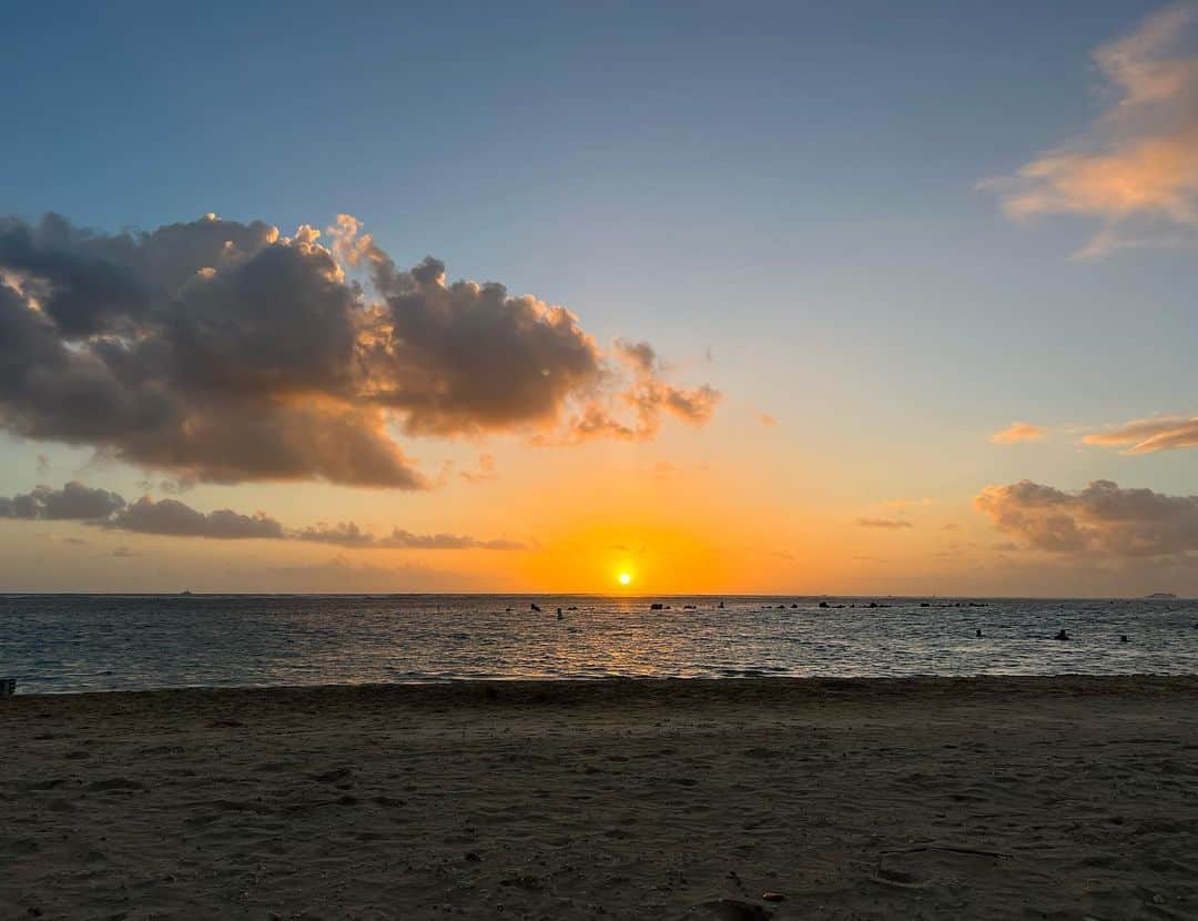 和央ようかさんのインスタグラム写真 - (和央ようかInstagram)「Sunset time in Hawaii🌅  サンセットタイムに色々な事を考える…   ありがとう…  #takakoworldstylin🌎 #takakohawaiistylin🏝 #lifestyle#hawaiife#hawaii#ハワイ#yokawao#sunset #和央ようか」12月21日 12時54分 - yokawao0215