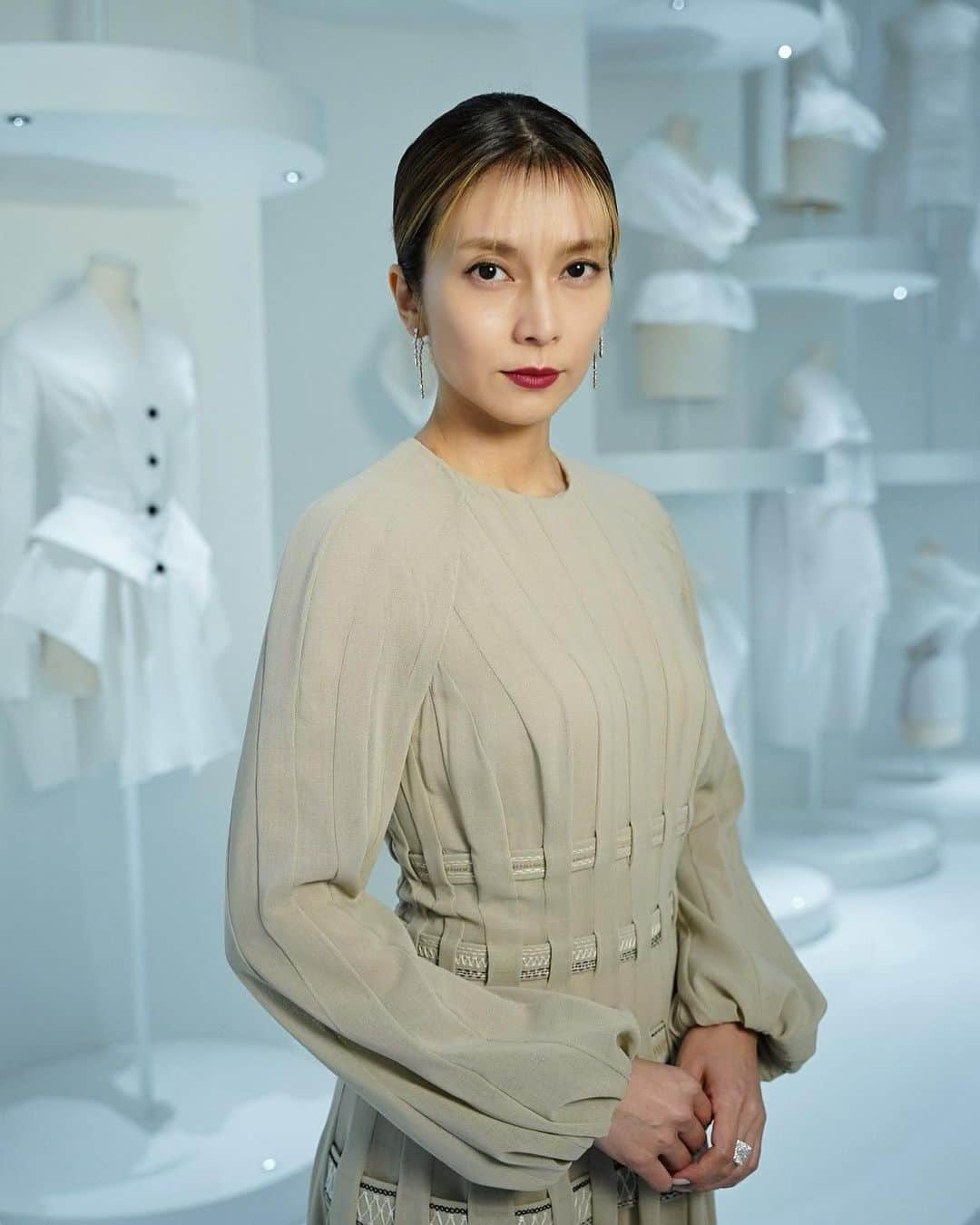 柴咲コウのインスタグラム：「エレガンスとは？ 美について、とことん追求したくなる、そんな夢のような展覧会です。  What is elegance? This is such a dreamy exhibition that makes you want to pursue beauty thoroughly.  The exhibition "Christian Dior, Designer of Dreams" opens at the Museum of Contemporary Art Tokyo.  The period is from December 21, 2022 to May 28, 2023.   I would like to visit this exhibition again and think more deeply about "elegance."   #Dior  #DiorDesignerOfDreams  #DiorFineJewelry  #ディオールファインジュエリー  #ディオール夢のクチュリエ展  #mariagraziechiuri   #koshibasaki」