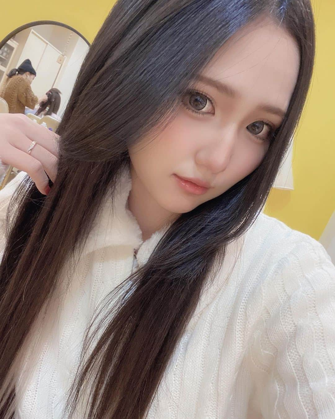 守田美咲のインスタグラム：「カラーはいつもお任せしてるじゅんさん✨ WORLD ORDERで😳💕  エクステ久しぶりにつけたにょ🥺💓 髪色も急にイメチェン✌️💓  #DuOhair #エクステ #ヘアエクステ #髪エクステ #worldorder天王寺」