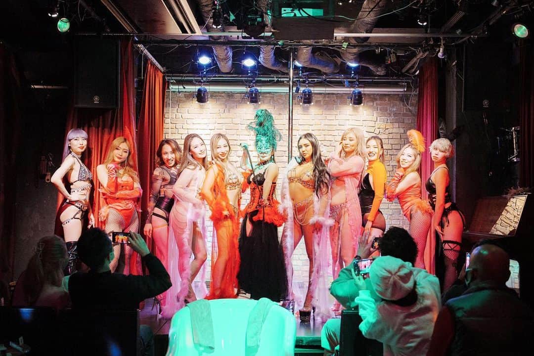 AiraSweetraveのインスタグラム：「Erosism #3 観に来てくださった皆さまありがとうございましたー❤️  初めて観に来てくれた人もたくさんいて、たくさんの人達にErosism のショーを観てもらえて嬉しいです❣️  Erosismの公演を最初の時からずっと毎回観に来てくれてる人達もいて、毎回楽しみにしてくれてる人達がいることが、とっても嬉しくてモチベーションになってます😍  Erosismでは、ほとんどのショーの構成、プロデュースをさせてもらってますが、 無茶ぶりしてもいつも対応してくれて、わたしの作りたいショーをやりたいように尊重してくれるメンバーに心から感謝🥲  Erosismは唯一無二の個性溢れるメンバーたちが集まっていて、メンバーの個性がわたしのショーの創作意慾をいつもかきたててくれます✨  わたしが観たいと思うショーを作ろう‼︎と思って最高のメンバー達と作った作品たちなので、機会があればたくさんの人たち見てもらえると嬉しいです💓  Erosismにしか表現できない世界を もっともっと知ってもらえたら嬉しいです🥰  これらかもEROSISMをよろしくお願いします💕  love💛 @eros_ism  @godzilla0117  @jennie.baby  @gypsydancercoco  @reiragram_   Special thanks🤍 @elemingo_flamichiko  @saki_k.jp  @__kanachanman  @rihona_oimo  @suu_dancer  @mari.tsukimura  @kaorimariagonzalez   📸🙏 @stylegrapher   素敵な空間をありがとございました‼︎ @rosso198 ✨ #erosism」