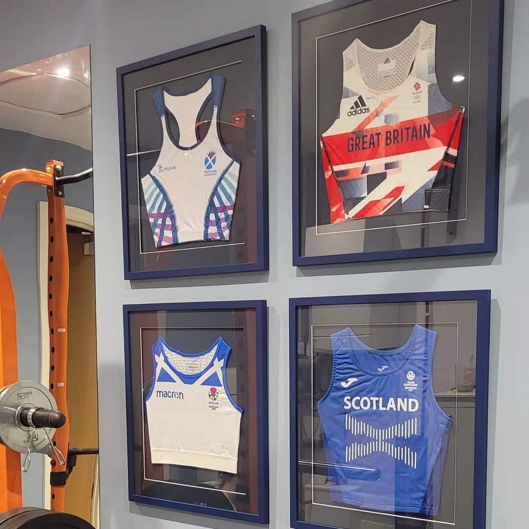 ゾーイ・クラークのインスタグラム：「Early Christmas present from my parents to brighten up my gym. I always keep my race kit from major championships and never no what to do with it, so this was a really thoughtfull gift so that I can have them on display to see when I'm in the gym. #racekit #glasgow2014 #goldcoast2018 #tokyo2020 #birminghamcg2022 #commonwealthgames #Olympics #homegym」