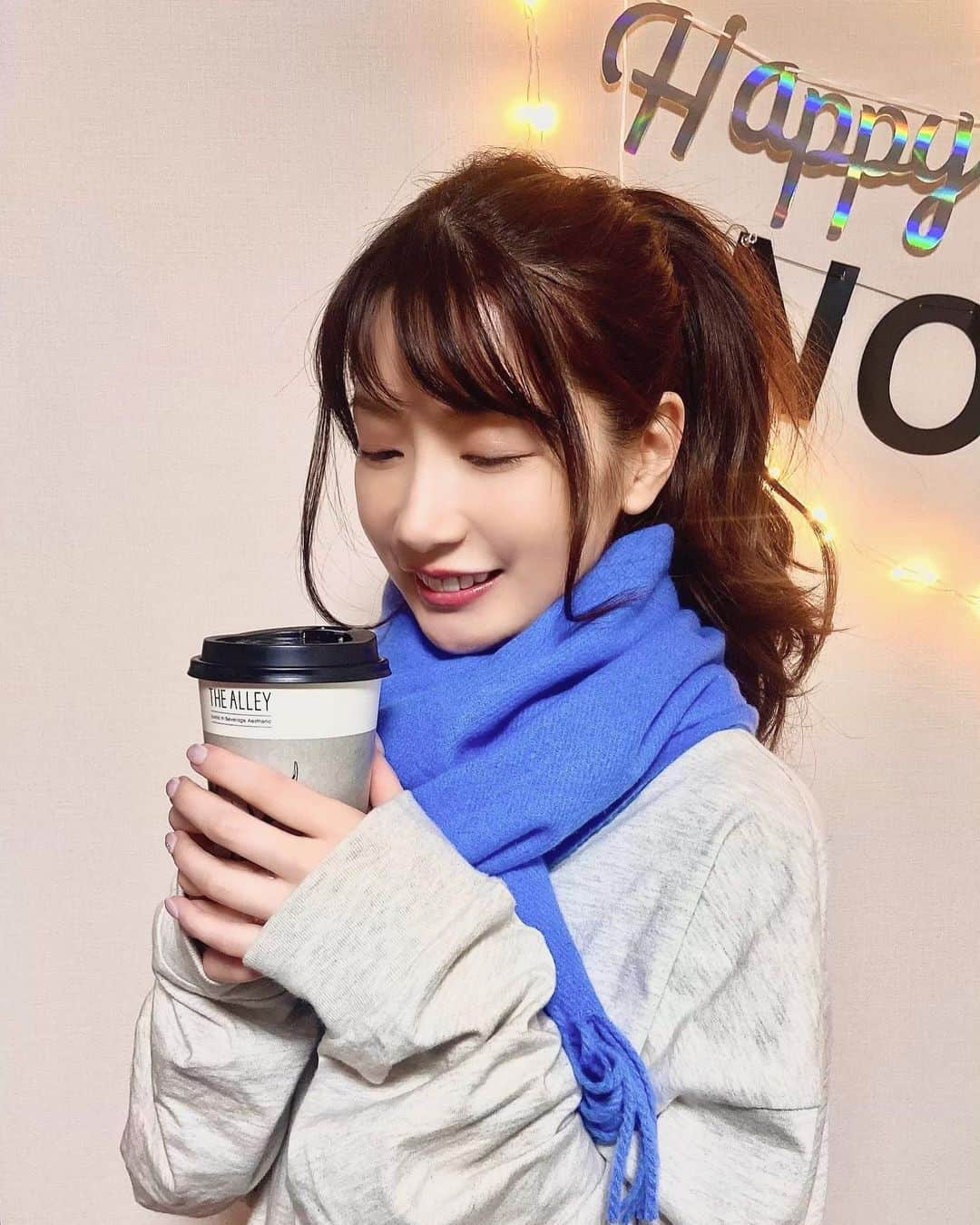 中川杏奈のインスタグラム：「数年ぶりの大阪🐙🐙🐙 大阪の大きくて立体的な看板が好きでついつい写真撮りたくなる♡ たこ焼きや串揚げを食べたりネイルサロンに行ったりぷらぷら大阪満喫してきました🥰 クリスマス気分を感じたくて白のミラーネイルにしたら可愛すぎてついつい何度も手元を見てしまう笑 褒めて♡ ネイリストさんも話しやすくて、流行りの淡い色やデザインも豊富で一本一本丁寧に塗ってくださるのでまた行きたいな✨ お家の中でもネイルがキラキラだと幸せな気持ちになる☺️ あっという間だったけど久しぶりの大阪満喫できて幸せでした💓💓💓💓💓 : (久しぶりのくくる美味しすぎて悶絶) (一人だから大阪らしい写真がない😿家で無理矢理マフラー巻いて三脚で撮ったシュールすぎる写真💓) (飲酒運転撲滅何より大事🦀😹😹😹) : #大阪 #大阪ネイルサロン #ミラーネイル #ネイル #ジェルネイル  #プライベートサロン #グリーンネイル #クリスマスネイル #パラジェル #パラジェルネイル #パラジェル登録サロン #大阪旅行 #梅田ネイル #梅田ネイルサロン #くくる」
