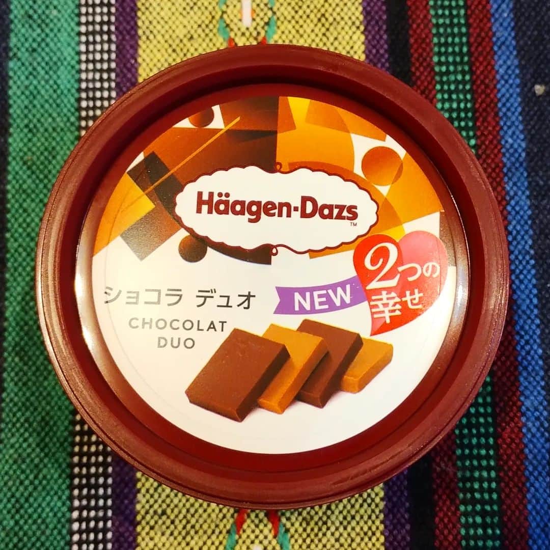 柴子のインスタグラム：「本日のアイス  ハーゲンダッツ ショコラデュオ  まぁこれはチョコレートだよね。 美味しいチョコレート。 味音痴なのかな、2種類の味の違いが分からなかった(´・ω・｀) でも美味しいチョコレート。  #散財デ部  #アマイモノスキー #ハーゲンダッツ  #真夜中のアイステロ  #極寒でもアイスは止められん」