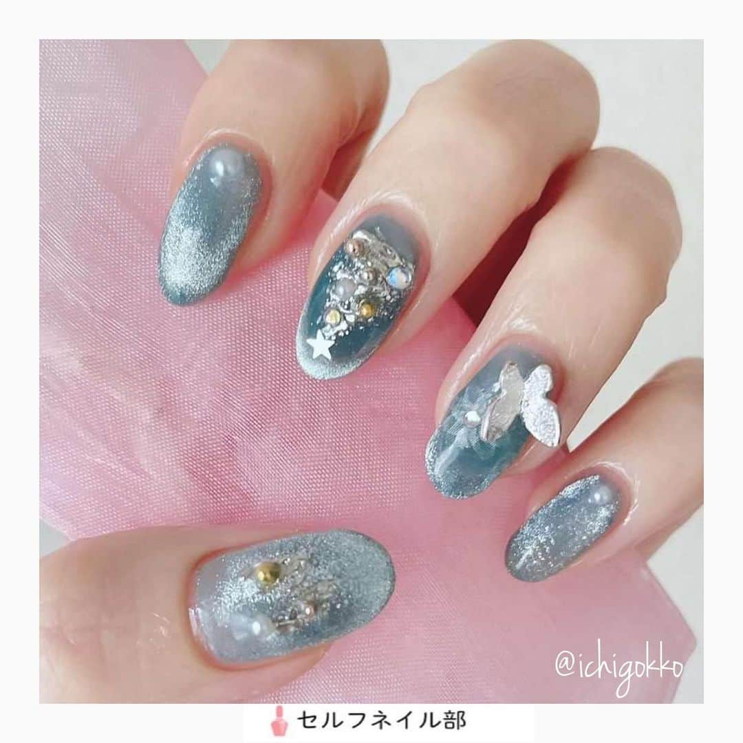 セルフネイル部 公式アカウントのインスタグラム：「(@ichigokko) さんの 「クリスマスネイル🎄」を紹介します💅  ○howto  ①ピールオフベースコートを塗って硬化。  ②シアー系のカラージェルを塗って硬化。  ③最初に塗ったカラージェルと同系色のマグネットジェルを塗り、中指と薬指はマグネットでフレンチになるように根本から丸い磁石で爪先にマグネットを集めるように動かし、それ以外の4本は全体的に光が立つようにマグネットでジェルを動かす。  ④中指にシルバーラメジェルを三角に塗り硬化。そのあとアイシングジェルをクネクネとツリーに光を沿わせるように塗り、硬化をしてからシルバーのミラーパウダーを擦り、パール、ブリオン、星型ホログラムをバランスを見ながら配置してジェルで固定する。  ⑤薬指はフラワーシールを貼り、中心にクリスタルストーン。その横側にバタフライパーツを動きが出るように配置してジェルで固定する。  ⑥親指にラメジェルを適当に塗り硬化し、自由にアイシングジェルで模様をつけて硬化してミラーパウダーを擦り、パール、ブリオンをバランス見ながらジェルで固定する。  ⑦人差し指と小指の根本にジェルを塗りパールを固定。  ⑧全ての指にトップジェルコートを塗り、パーツが配置されてる場所は横から差し込むようにジェルを塗り込み硬化する。  ○item ネイル工房使用アイテム ・ノーワイプトップジェル 艶まる ・ピールオフベースコート ペロリンEASY ・FRUITS MAGNET 12 ・カラージェル ICE CLEAR18 ・バタフライパーツ ・パール、ブリオン、星型ホロ ・フラワーネイルシール ＊ ネイルタウン 使用アイテム ・ミラーパウダー ＊ DAISO 使用アイテム ・ジェルネイル 8グリッターシルバー  ○point 最初に塗るカラーをシアー系のカラーにするとマグネットの光に奥行きが出て、同色のマグネットジェルを使うことで馴染みがよく、フレンチ部分が目立ちます！  素敵なネイルをシェアさせていただき ありがとうございました💐  #ネイル #ジェルネイル #ジェル #セルフネイル #セルフネイル部 #塗りかけネイル #セルフジェル #マニキュア #ポリッシュ #秋ネイル #セルフジェルネイル部 #ネイルシール #ポリッシュネイル #ホロネイル #nail #polish #selfnail #nailpolish #nails #japannail #nailart #instanail」