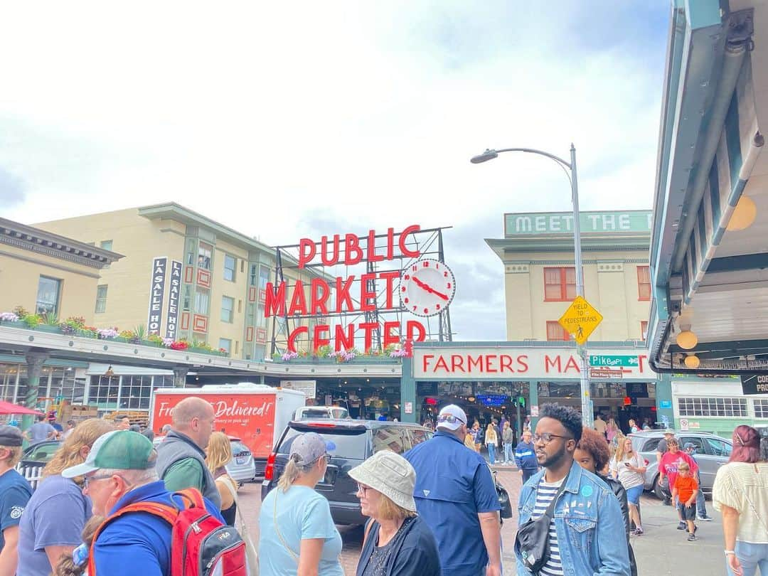 栗山麗美のインスタグラム：「2022振り返り  📍 パイク・プレイス・マーケット  Pike Place Market  魚屋さんではオーダーが入ると大きな掛け声と共に店頭から、カウンターの中にいるスタッフに🐟を放り投げるパフフォーマンスが名物！ 人気でいつも人だかりができています✨ いつ来ても元気いっぱい活気があって素敵😌  #2022振り返り #California #Berkeley #Albany #MBA #SanFrancisco #SF  #Seattle #MBA #bayareafood #bayerea #海外生活 #アメリカ生活 #バークレー #アルバニー #サンフランシスコ #シアトル #ベイエリア #ベイエリア生活 #レストラン #サンフランシスコ生活 #サンフランシスコ旅行 #サンフランシスコ観光 #アメリカ暮らし #アメリカ留学 #アメリカ子育て #シアトルセンター #スペースニードル #Seattle Center #SpaceNeedle #pikepkacemarket」