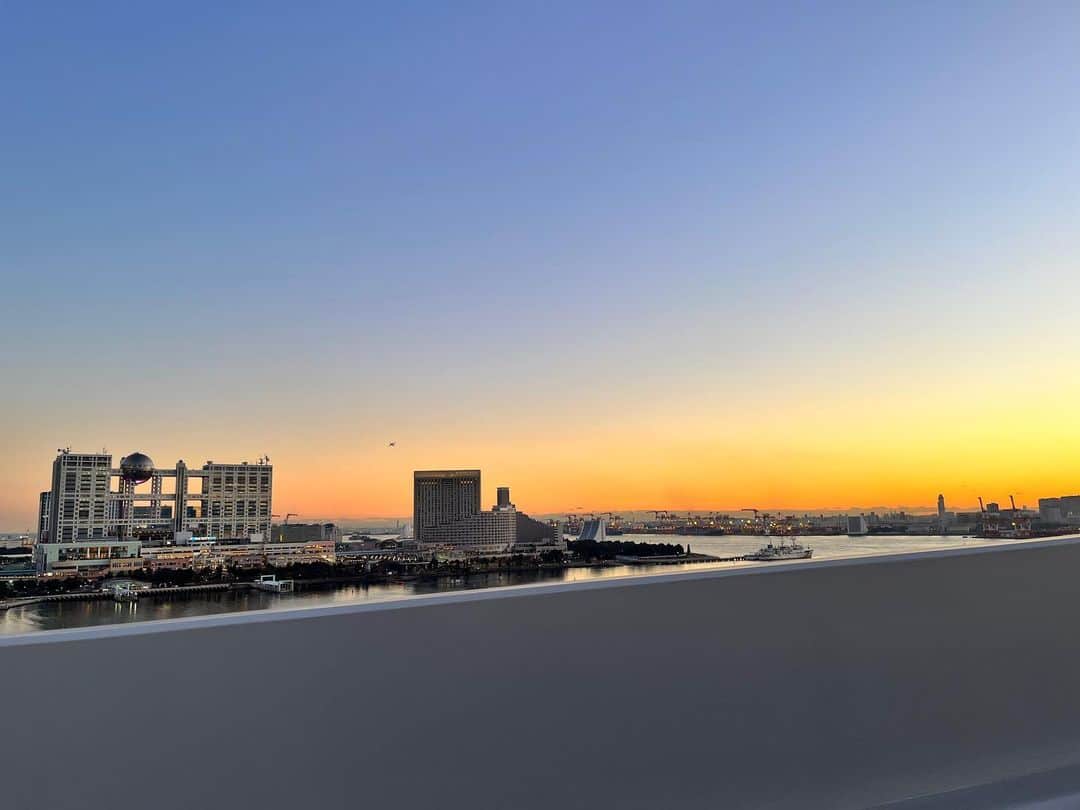 川田裕美のインスタグラム：「こんな綺麗な夕陽を見ると 年の瀬だなぁと感じます😊 レインボーブリッジから✨🌇  明日は冬至ですね❄️」