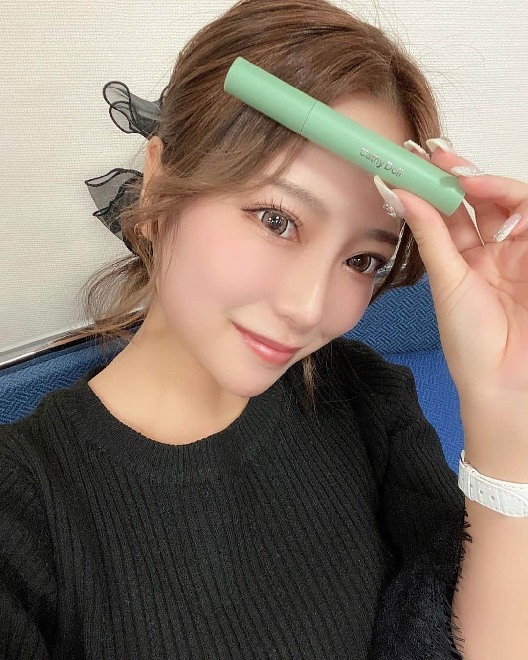福井柑奈のインスタグラム：「.  Newマスカラ〜👀💓✨ 目元のボリュームアップ完了しました！ キャシードール🫧モンスーンマスカラ ( @cathydolljapan )  カールがすぐ落ちてきたり 長さやボリュームをもっと出したい方におすすめ💓  カラーマスカラデビューも いかがでしょうか💚発色よかったです！  汗、皮脂、涙、擦れ、 マスク蒸れにつよいので 無敵な気がする🤭❤️‍🔥   #キャシードール #モンスーンマスカラ #マスカラ #カラーマスカラ #ウォータープルーフ #時短メイク #ボリュームマスカラ #メイクアップ #makeup #beauty #eyemakeup #eyebrows #eyes #selfie #beautiful #love #instagood #igdaily #igersjp #igers #followme #girls #dailylook」