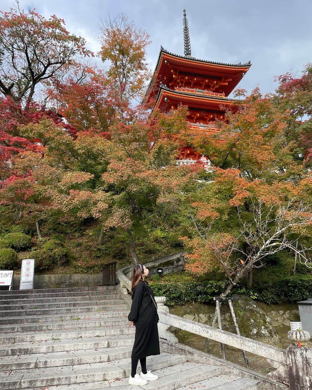 二瓶藍菜さんのインスタグラム写真 - (二瓶藍菜Instagram)「📍 𝐊𝐲𝐨𝐭𝐨 . .  山形寒すぎるので⛄️先月の京都🍁 . 🤰✧安産祈願✧ 今年中に産まれます様に…👼 . . . . 👨‍👩‍👧3人家族最後の旅行  . . .  #京都　#京都観光 #京都紅葉 #京都旅行 #臨月　#マタニティ　#10ヶ月　#清水寺　#金閣寺　#伏見稲荷大社 #伏見稲荷神社 #二条城ライトアップ #東天王岡崎神社 #岡﨑神社 #安産祈願　#妊婦」12月21日 16時57分 - aina.17