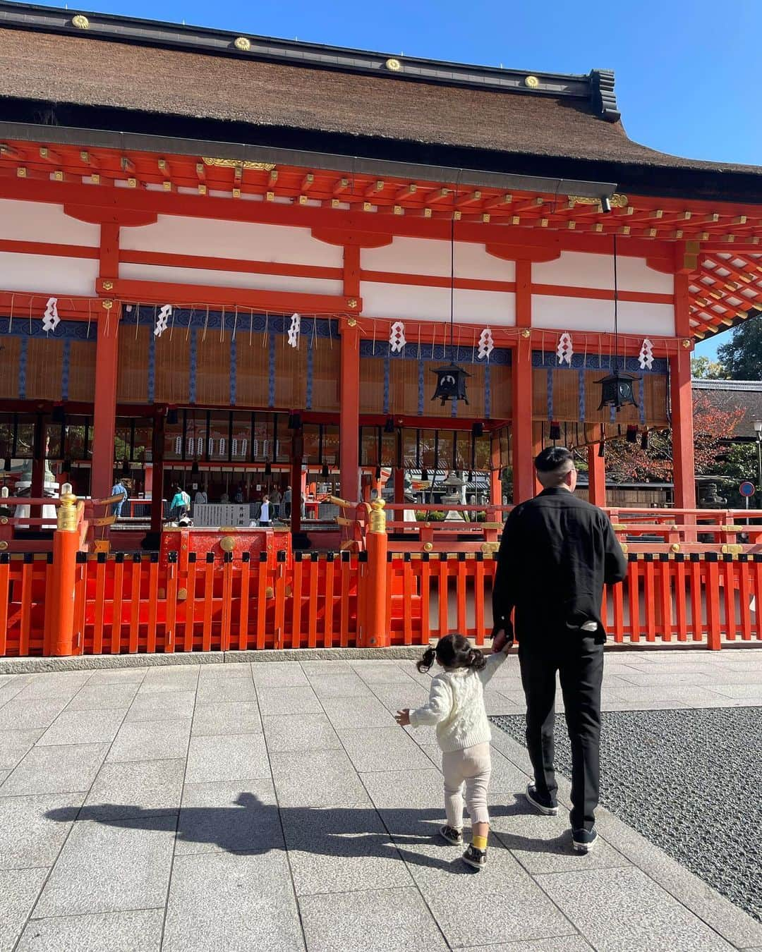 二瓶藍菜さんのインスタグラム写真 - (二瓶藍菜Instagram)「📍 𝐊𝐲𝐨𝐭𝐨 . .  山形寒すぎるので⛄️先月の京都🍁 . 🤰✧安産祈願✧ 今年中に産まれます様に…👼 . . . . 👨‍👩‍👧3人家族最後の旅行  . . .  #京都　#京都観光 #京都紅葉 #京都旅行 #臨月　#マタニティ　#10ヶ月　#清水寺　#金閣寺　#伏見稲荷大社 #伏見稲荷神社 #二条城ライトアップ #東天王岡崎神社 #岡﨑神社 #安産祈願　#妊婦」12月21日 16時57分 - aina.17