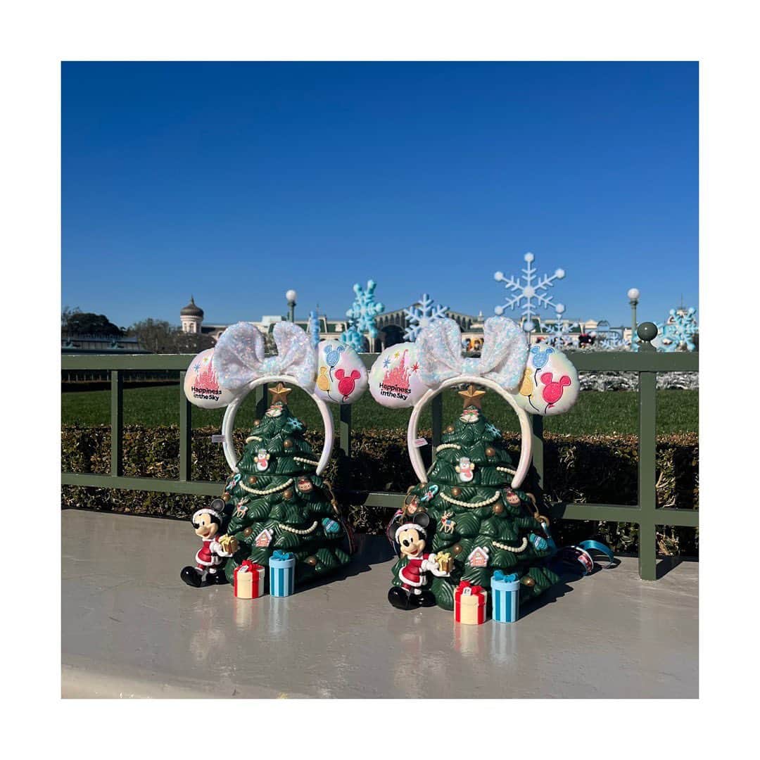 のインスタグラム：「ハッピーメリークリスマス🎅  このポップコーンケースに荷物を詰めてバッグ代わりにしたます🎄🤍  #クリスマスディズニー」