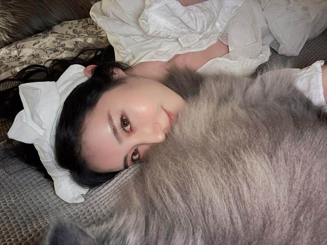 八尋莉那のインスタグラム：「今日はスキンケアのお話です☺️  幼馴染とお泊まりしたときに、顔濡れてるのかと思ったwww と言われて気付いたのですが、私は結構保湿でペカペカなのです😂笑 この乾燥する時期は特に、、！  やはり保湿は大事ですよね。もうすぐ32歳を迎えるのでいいエイジングができるようにしっかりケアしていきたいと思っています✨育てたお肌とまつげを活かして美容のお仕事をもっとやりたいなぁ☺️  女性だけでなく男性も、、！ お化粧水だけで済ませている方はどうかクリームを、、！ そしてできれば美容液も使ってみてほしいです👀  私のスキンケアラインナップは ほとんどの品がリピートなので随分前に載せたものとあまり変わり映えしていませんが🥹おすすめなのでご紹介します✨  美容液 朝:Beaustage  夜:innisfree  化粧水 IPSA  化粧液(乳液代わり) IPSA ME7  オイル クレドポーボーテ  アイセラム POLA  クリーム WiQO  バーム IHADA  オイルはファンデーションに混ぜたりネイルやデコルテにも使っていて一本あるととても便利です✌️ 寝る前に追いセラムをしています☺️ お肌がふっくらして良いですよ✨ ・ ・ ・ Today's post introduces recommended skincare products by beauty lovers😄 I put a tag on the second page.I want you to watch it👀✌️ ・ ・ ・ #スキンケア#肌ケア#ADERANS#Beaustage#アデランス #ビューステージ#IPSA#クレドポーボーテ#IHADA#innisfree#POLA#WiQO#レチノール#オイルセラム#メタボライザー#Beauty#時短メイク#時短#ノーファンデ#美肌#まつ育#ノーメイク#すっぴん#肌トラブル#美肌ケア#美肌レシピ#美容#美容液#美容好きな人と繋がりたい#美容オタク」