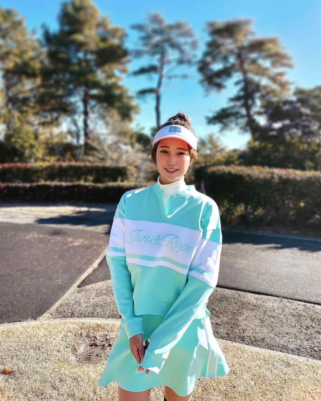 なみのインスタグラム：「雪ゴルフ☃️💕  同世代でゴルフして来た☺️❤️ めっちゃ楽しかった🥹💕  セットアップ👗　@junandrope  バイザー🧢　@munsingwear_jp   #ゴルフ #ゴルフウェア #ゴルフ女子 #ゴルフ好き #ゴルフ大好き #ゴルフスイング #ゴルフバカ #ゴルフ好きと繋がりたい #ゴルフ仲間募集中 #ゴルフコーデ #ゴルフ初心者 #ゴルフ#ゴルフ場 #golf #golflover #japanesegirl #japan #골프 #골프여자 #골프스윙」