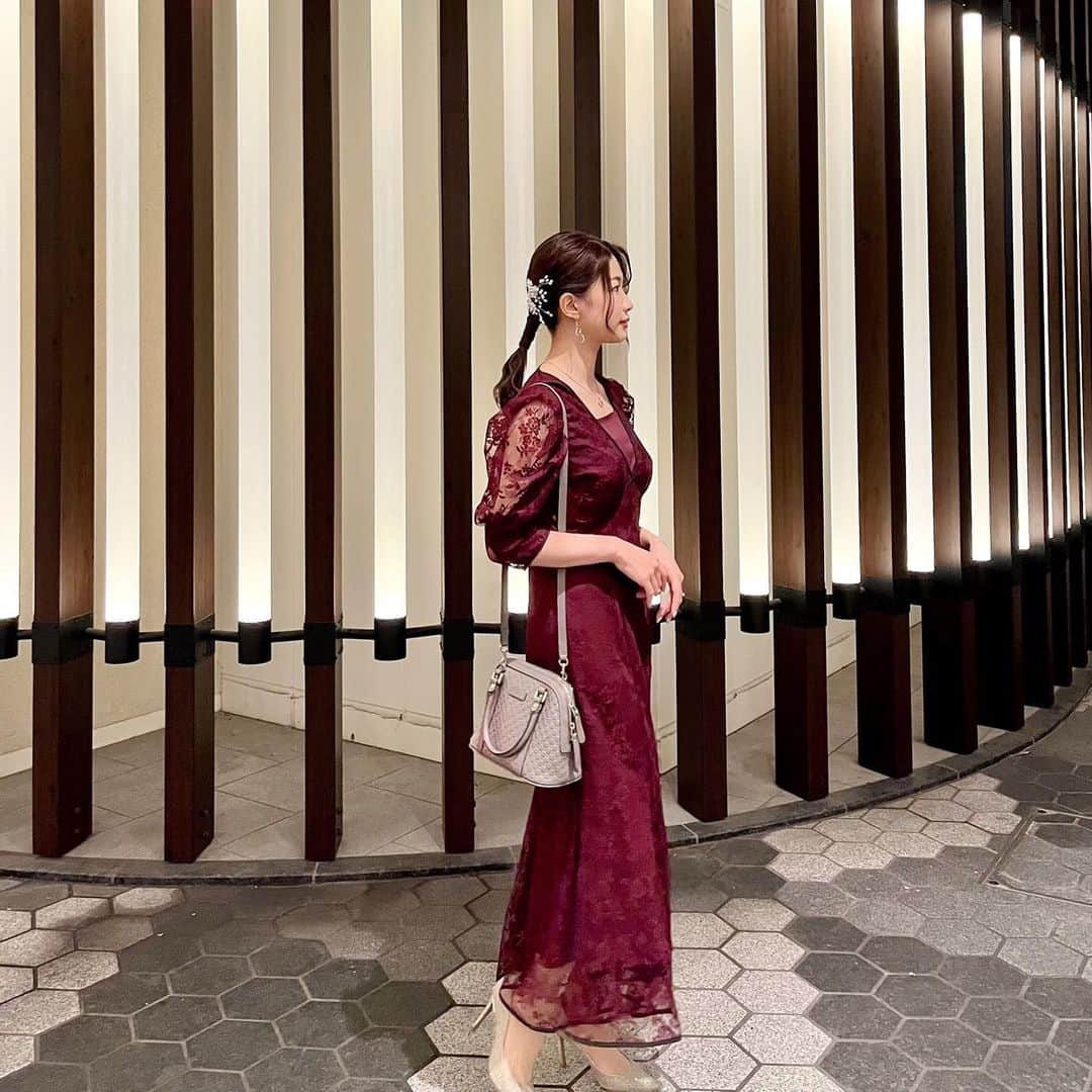 野田あず沙さんのインスタグラム写真 - (野田あず沙Instagram)「お呼ばれコーデ🥂  ボルドーのレースドレスに シルバーグレーの小物で統一しました♡  結婚式やイベントが増えてきて嬉しいね🥰  おめかししてお出かけすると気分も上がる♪ 大好きな友達との時間だとより最高ね🥂✨  #weddingparty #happywedding  #dress #結婚式 #お呼ばれコーデ #お呼ばれヘア #お呼ばれドレス #ドレス #ヘアアレンジ」12月21日 17時59分 - azuazu0429