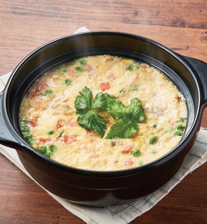 イオンさんのインスタグラム写真 - (イオンInstagram)「明日はスープの日🥄 『味わい出汁スープの土鍋茶わん蒸し』のレシピをご紹介！  味付けは「味わい出汁スープ」だけ！！ 入れるだけ、混ぜるだけ、直火でカンタン、家族でシェアする大きな茶碗蒸しです💛  ⏰調理目安時間：30分 ——————————————————————— 🍴材料(4人前) 3～4人分（土鍋7号サイズ目安） 豚しゃぶ用 味わい出汁スープ【50cc】 卵　　　　　　　　　　　　 【4個】 水 　　 【500cc】 ミックスベジタブル 【120g】 シーフードミックス 【130g】 みつば 【適量（お好みで）】 ———————————————————————  👩‍🍳レシピ STEP1：ミックスベジタブルとシーフードミックスはそれぞれ解凍し、水気を拭き取る。（シーフードミックスが大きい場合は、一口大に切る）。  STEP2：ボウルに卵を溶き、味わい出汁スープ、水を加えて混ぜ合わせる。  STEP3：鍋に(1)を入れ、(2)をザルやこし器を通してそっと流し込み、ふたをして弱火で15～20分加熱する。 💡POINT💡表面が固まっていなければ、5分ずつ加熱時間を増やす。  STEP4：火を止めて10分蒸らし、お好みでみつばをちらす。  #イオン #aeon #トップバリュ #おうちごはん #おうちご飯 #おうちごはんlover #おうちごはんラバー #手作りごはん #おうちランチ #おうちカフェ #デリスタグラム #食べスタグラム #クッキングラム #料理 #手作り料理 #家庭料理 #おうち料理 #レシピ #簡単レシピ #ヘルシーレシピ #ヘルシー #ヘルシーメニュー #スープ #スープレシピ #茶碗蒸し #出汁 #卵 #卵料理 #土鍋」12月21日 18時00分 - aeon_japan