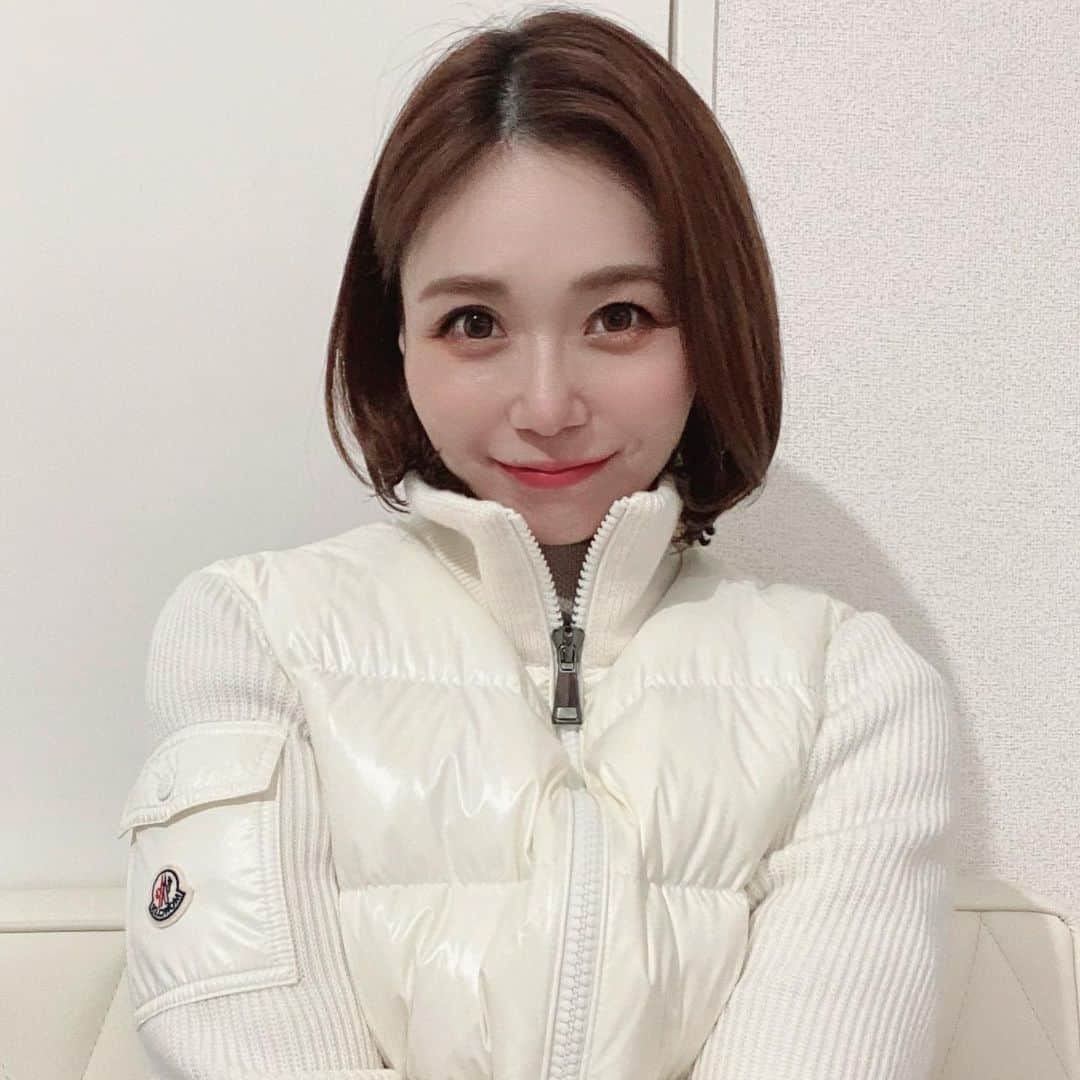 築山可奈のインスタグラム：「. 断髪🥹 久々この長さ✨✨  #ボブ #ボブヘア #前髪なしボブ #あざとい系女子 #あざといポーズw」