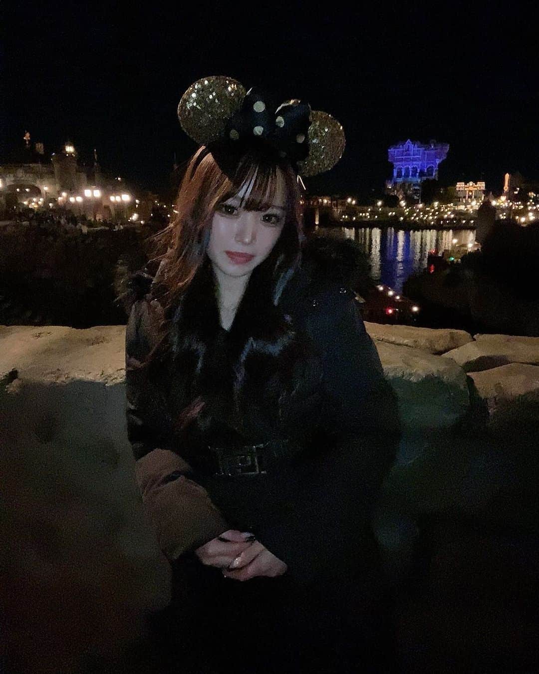 平野夢来（ゆぴぴ）のインスタグラム：「ぱぱからクリスマスプレゼントで貰ったお洋服着てディズニー行ってきた👊🏻🤎 .」