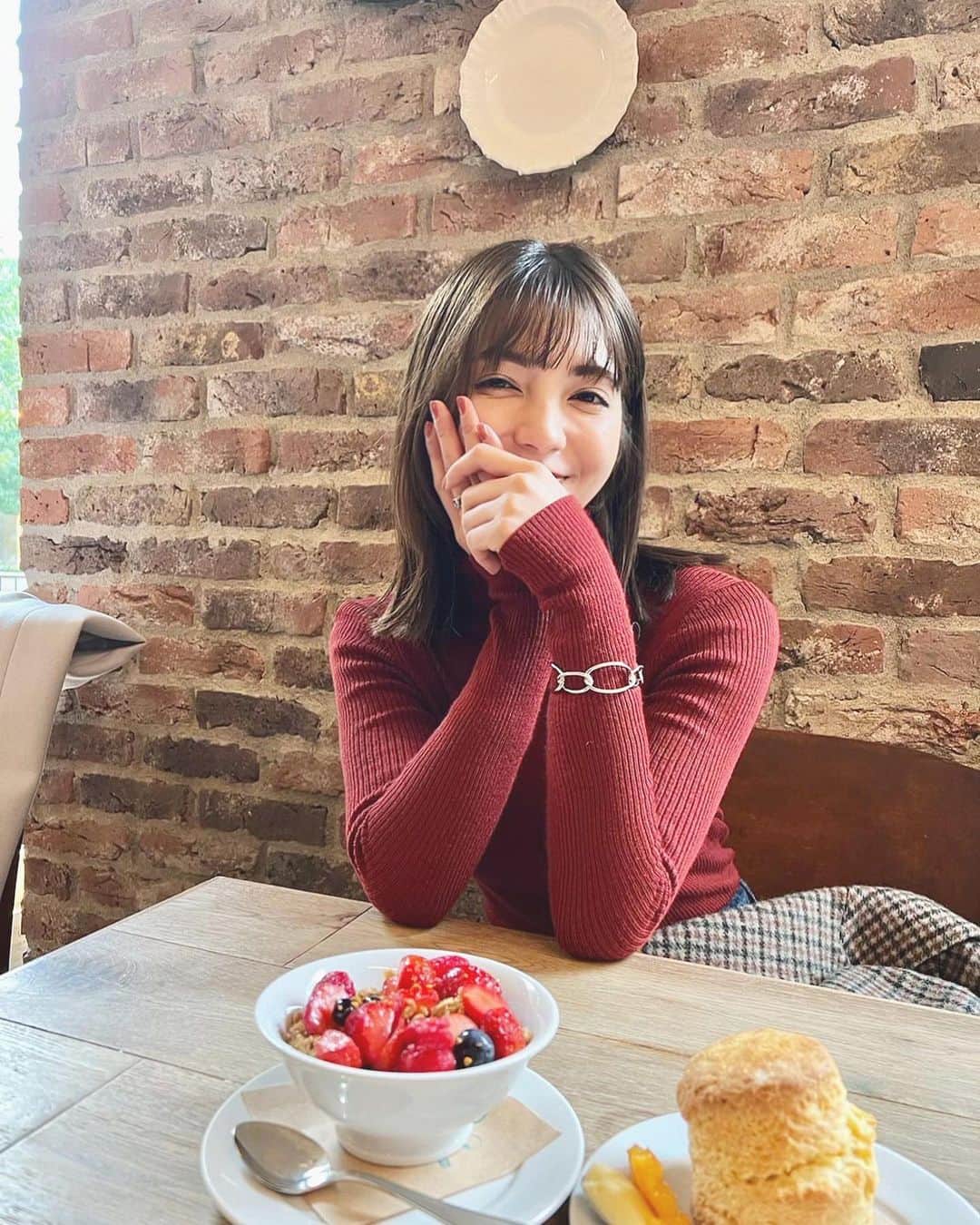 のインスタグラム：「🥞  Lovely breakfast🍓☕️ . . 急遽ですが、明日12/22(木)23:00〜 ゆるゆるインスタライブ🎤します あそびにきてね✌️ . . #chill」