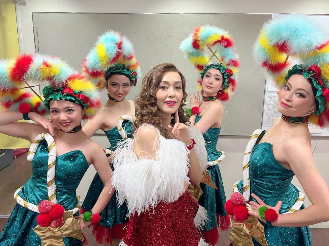 のインスタグラム：「Christmas Carol Soirée! Thank you all for coming to see the show! Great audience! With my girls💕  #クリスマスキャロル全国ツアー2022 #松橋頼　さん #堂園愛子 さん #西原杏佳　さん #水沢ふう さん」
