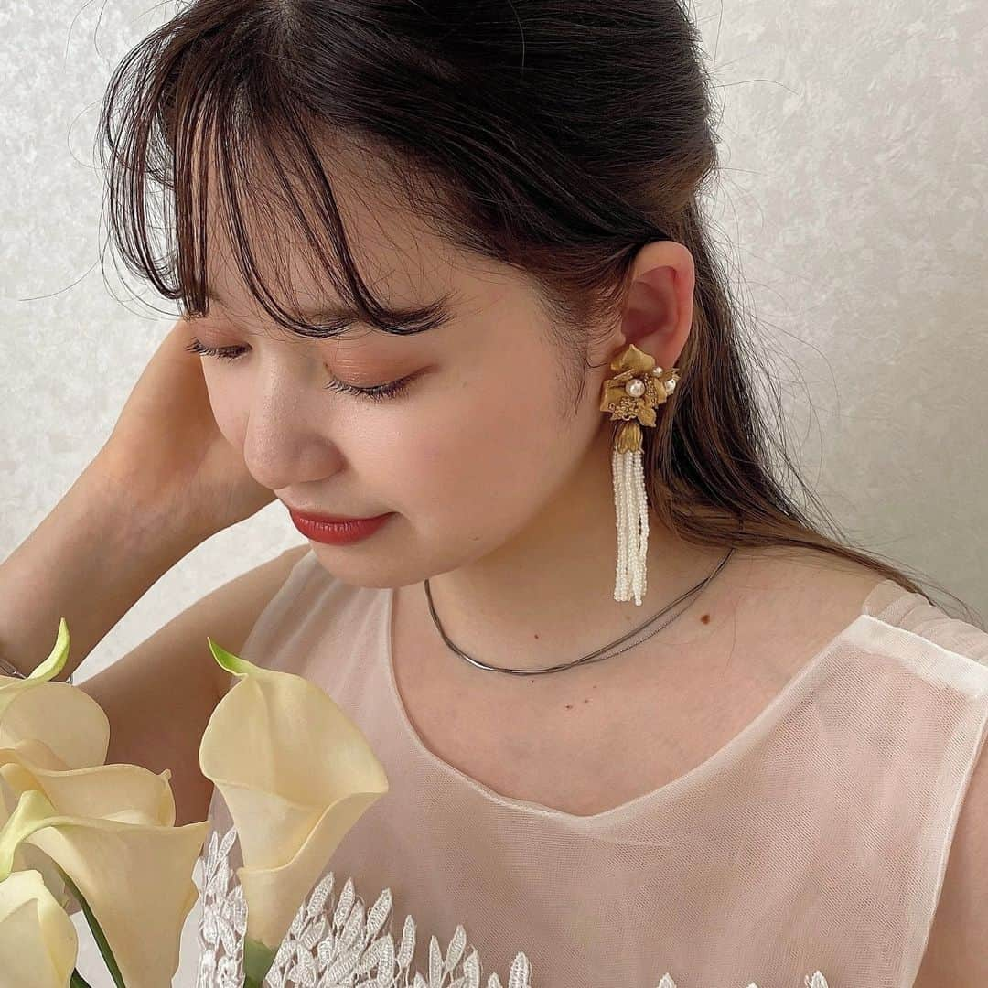 MERY HAIRさんのインスタグラム写真 - (MERY HAIRInstagram)「他のブライダルアイテムはこちら→ @mery.wedding_official⁣ ⁣ ⁣ "ange bouquet"フランス語で「天使の花束」 いろんな種類の真鍮フラワーを使用して花束のようなデザインに。 アシンメトリーなデザインなので左右でまた違った印象にみえるのもポイント♡⁣ ⁣ 【emüle】ange bouquet⁣ ⁣ ⁣ --⁣⁣⁣⁣⁣⁣⁣⁣ #MERYshop #ハンドメイドアクセサリー #ウェディングアクセサリー #ブライダルアクセサリー⁣⁣⁣⁣⁣⁣⁣ #アクセサリー #ピアス #イヤリング⁣ --⁣⁣⁣⁣⁣⁣⁣⁣ #プレ花嫁さんと繋がりたい #プレ花嫁 #花嫁 #2022夏婚プレ花嫁 #2022秋婚プレ花嫁 #結婚式準備 #花嫁準備中 #結婚式 #前撮り #後撮り #フォトウェディング #ウェディングフォト」12月21日 19時02分 - mery.wedding_official