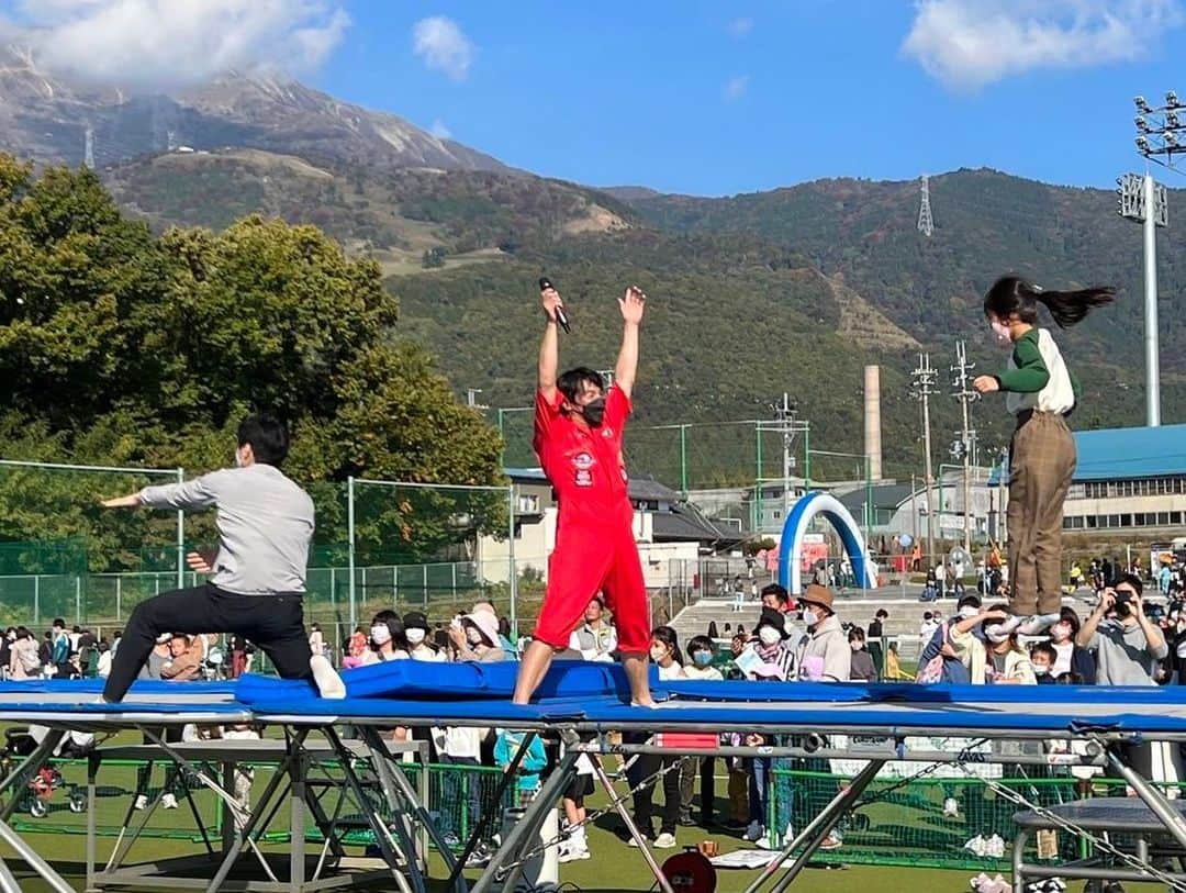 棟朝銀河さんのインスタグラム写真 - (棟朝銀河Instagram)「先月滋賀県米原市へ国民スポーツ大会のイベントで行ってきました！ だいぶ前ですが写真見返してたら景色もよかったので投稿！笑  コーチでもある大輔さん(@nakata_daisuke_japan )と一緒にイベントをやったのが、なんだかんだで6年ぶりくらい？🤔 ゴリちゃん🦍も久しぶりでした😆笑  イベントの途中、お笑い芸人のロッチ中岡さんともコラボして、やってる側も楽しかったです✨  久しぶりに外で跳びましたが、快晴で最高に気持ちよかった✨  #トランポリン #trampoline #米原 #国スポ #アスリート #オリンピアン #セイコー #seiko #champion #decent #コラントッテ #西東京市pr親善大使 #慶應義塾 #keio」12月21日 19時07分 - gingamunetomo