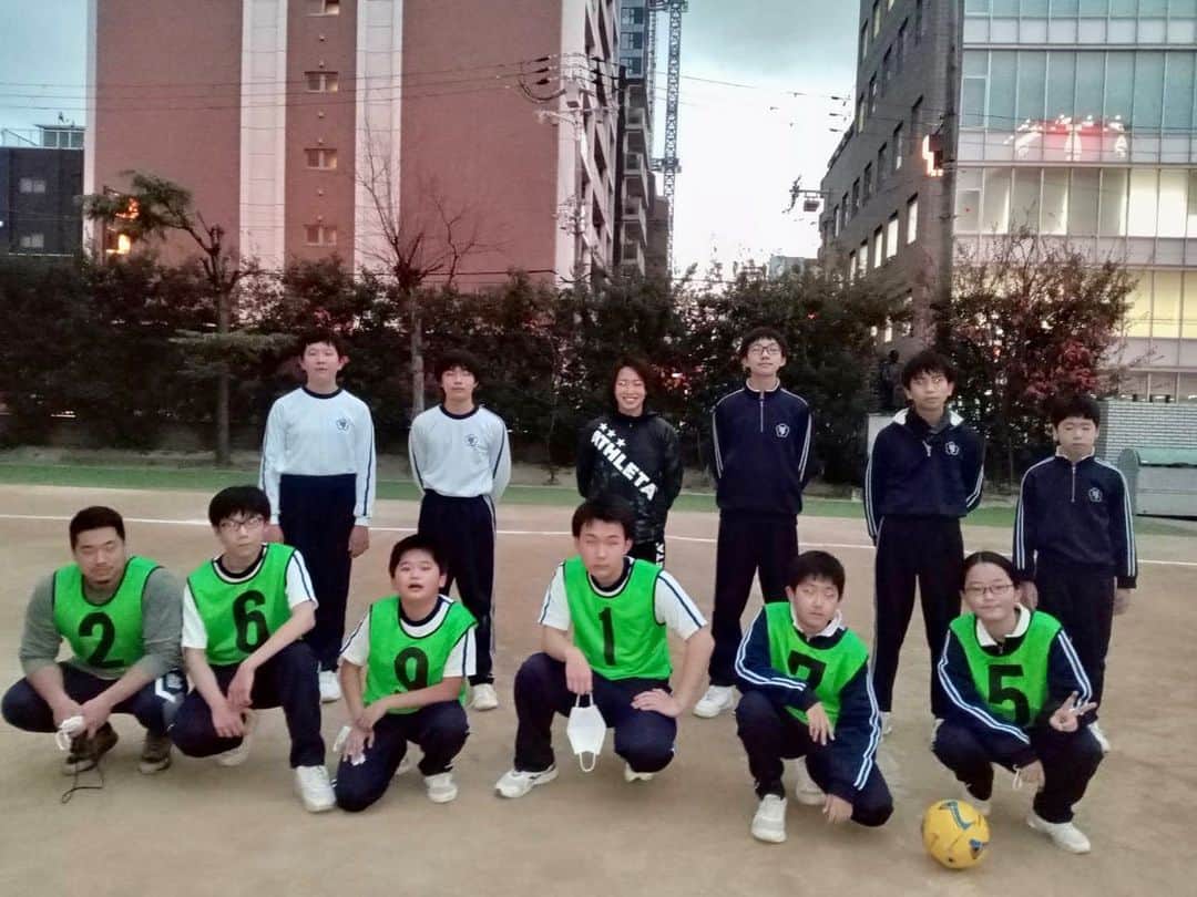 若林美里さんのインスタグラム写真 - (若林美里Instagram)「* 2022年12月16日(金)にPR0JECT ONEの活動として、  台北駐大阪経済文化弁事処 向明徳・処長との会談の機会を頂きました。 今年受賞した2021年のリーグMVPの報告や、来シーズンも台湾サッカー発展のために精進する決意を表明しました。  また、同日に大阪中華学校へ訪問をし、クラブ活動の時間に生徒達と一緒にサッカーをしました。 中華学校の生徒達はとても素直で、国籍や言葉の壁を越えた交流は、素敵な時間となりました。  今後も、日本と台湾を繋ぐ架け橋となり、両国の親睦を深めるための役割を果たしていきたいです。  #ATHLETA #台湾 #高雄 #高雄陽信 #陽信銀行 #プロサッカー選手 #海外サッカー選手 #台湾サッカー #女子サッカー #サッカー女子 #女子アスリート #女性アスリート #海外女子 #若林美里 #謝謝 #足球 #taiwan #2022台灣木蘭足球聯賽 #2022MULAN」12月21日 19時18分 - mi.nori.11