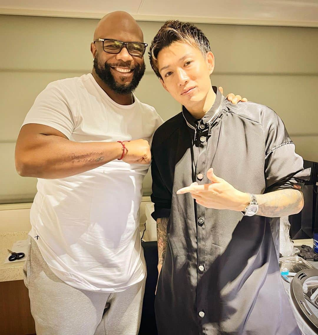 彫師美漸のインスタグラム：「@wanyamorris @shawnstockmanofficial  Thank you so much🤝 ・ 人生初の東京ドームでのタトゥー施術！ 皆んな気さくで楽しく、歌を歌ったり会話を楽しみながらのタトゥー施術😆🎵 最高な時間でした✨ ・ @exile_atsushi_official ありがとうございました🙏 ・ #boyziimen #ボーイズIIメン #EXILE #刺青 #彫師 #美漸 #彫師美漸 #表参道 #原宿 #原宿タトゥー #タトゥー #東京タトゥー #Bizenarttattoostudio #tokyo #tattoo #art #fashion #bizenart #bizen #문신　#Bizentattoo  #tattooer #tattooist #tattooartist #tattooart #tattoostudio #japanesetattoo」