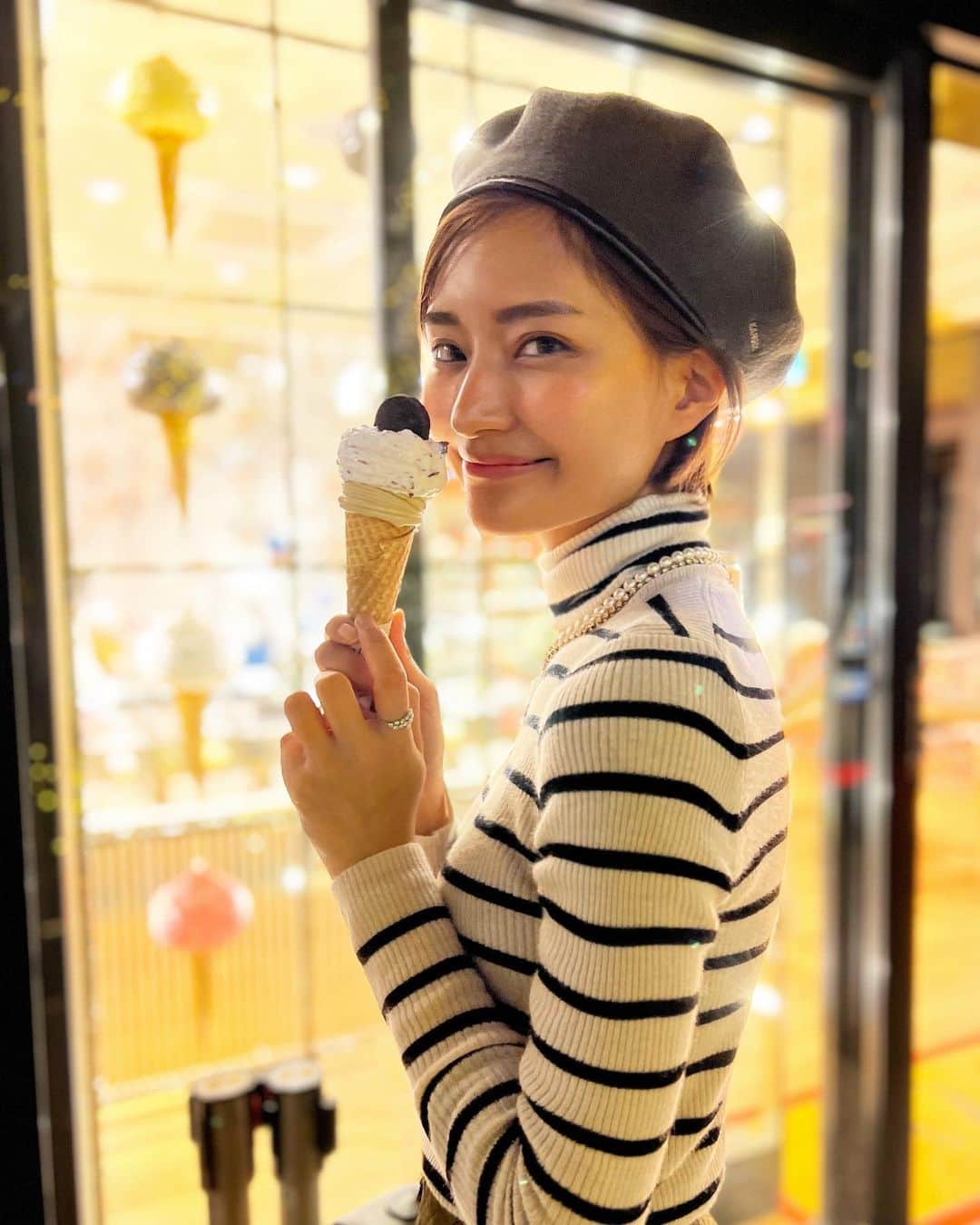 林まきのインスタグラム：「イルミネーションと冷たい冬の空気感が好き☃️ #ユニクロコーデ #ユニクロ購入品 #ユニクロ #UNIQLO #プチプラコーデ #大人カジュアル #大人カジュアルコーデ #kangol #ベレー帽 #ボーダートップス #ニットコーデ #アラサーコーデ #アイスクリーム #🍨 #cafune #cafuné #mycafune」
