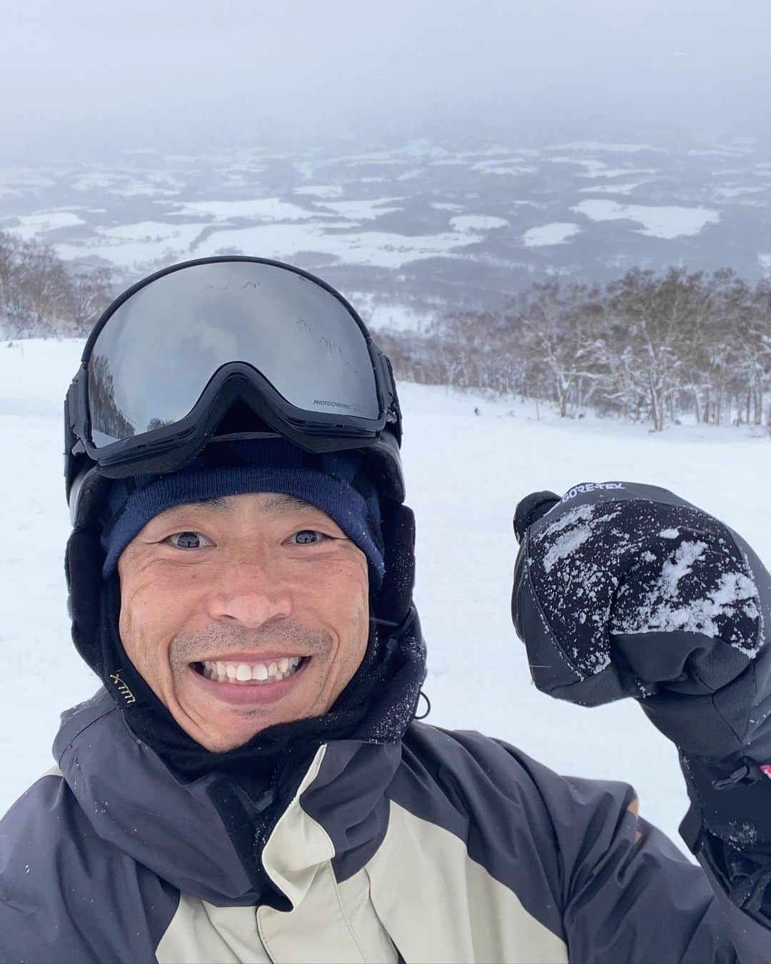 桧山進次郎のインスタグラム：「シーズンin‼️  北海道で初滑り🏂  まだ北海道らしくない少し重たい雪ですが贅沢すぎる😁  何気なくゴンドラ乗ってたら一つ前に24番が‼️ 惜しい😁  晴れ間はなかったけど空気美味しい。 温泉良し♨️食事良し。最高⤴️  #スノボ  #スノーボード  #北海道  #温泉  #冬  #桧山進次郎」