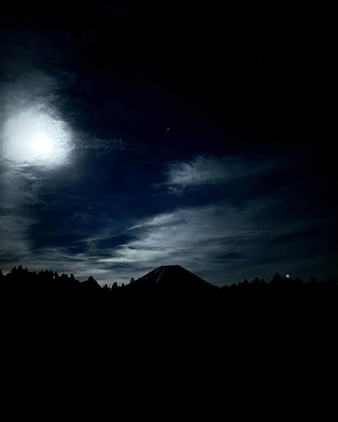 越後はる香さんのインスタグラム写真 - (越後はる香Instagram)「富士山と 夜空が綺麗でした🗻🌌 #富士山 #キャンプ #キャンプ部 #冬キャンプ #ハートランド朝霧」12月21日 20時07分 - harukaechigo