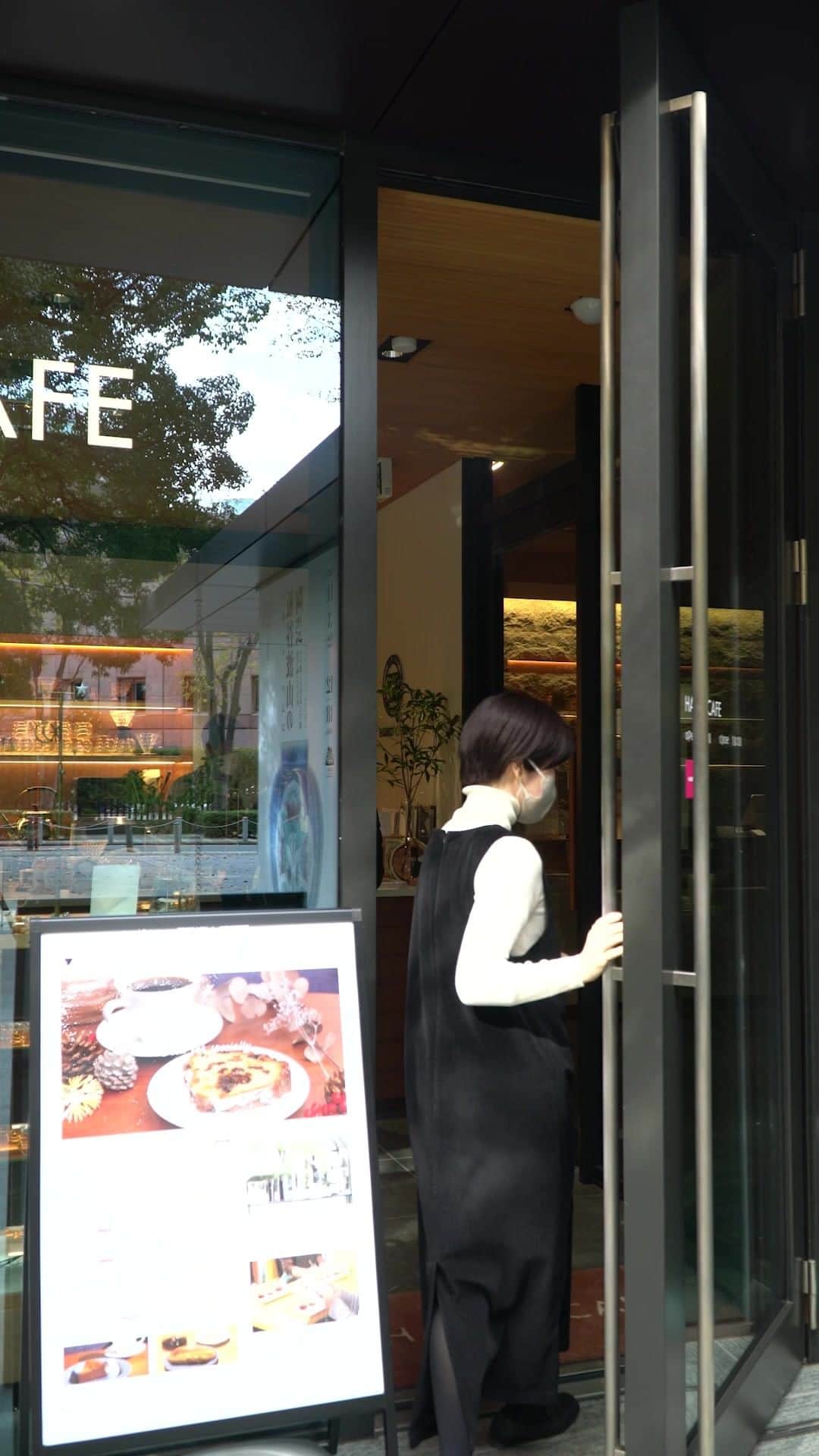 HARIOのインスタグラム：「ㅤㅤㅤㅤㅤㅤㅤㅤㅤㅤㅤㅤ 【HARIO CAFE 泉屋博古館東京店】  HARIOのカフェは六本木一丁目にある 美術館「泉屋博古館東京」にもあります。  泉ガーデンの緑にかこまれた中にある とても居心地のよいカフェになっています。  ここでは、V60やサイフォンで淹れたコーヒーを 楽しんでいただけたり、HARIOのコーヒー器具や ガラスアクセサリーの販売もしています。  年内は、12月30日（金）15:00まで、 年始は1月4日（水）より営業しております。  クリスマスギフト探しにも ぜひお越しいただけましたら幸いです。  ---------------------------------- HARIO CAFE 泉屋博古館東京店 〒106-0032　東京都港区六本木1丁目5-1 tel 03-6441-2040 営業時間　11:00～18:00 ＊現在、美術館は次回展示まで休館中です @hariocafe_senokuhakukokan  #hario #v60 #hariocafe #hariocafe泉屋博古館東京店 #ハリオカフェ泉屋博古館東京店 #六本木一丁目 #六本木 #ガラス #coffeetime #HARIOのある暮らし #brewingcoffee #hariocafe #glassaccessory #coffeeequipment #specialitycoffee #六本木カフェ #六本木一丁目カフェ #ハリオカフェ#teatime #handcraftedaccessory #xmasgift #クリスマスギフト #siphon」