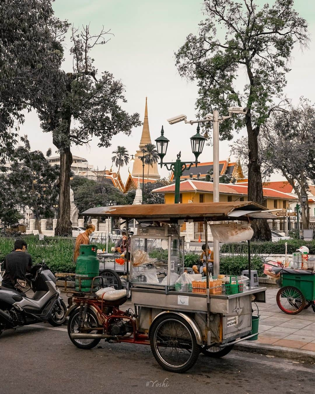 でいぜろバンコクさんのインスタグラム写真 - (でいぜろバンコクInstagram)「Around the Royal Palace in Thailand 👑🌇✨   🚃1 min walk from MRT Sanam Chai station   🔖Save this reel for your next travel and follow @dayzerobangkok for daily Thailand contents🇹🇭🐘✨  ..  ..  ..  #bangkokstreet #thailandphotographer #bangkokcityvibes #beautiful_bangkok #bangkokspirit #streetphotographybangkok #bangkokstreets #thailandstreetphotography #streetbangkok #bangkokstreets #streetphotographythailand #bangkokexplore #thailandstreet  #bangkokview #bangkokstreetphotography」12月21日 20時03分 - dayzerobangkok